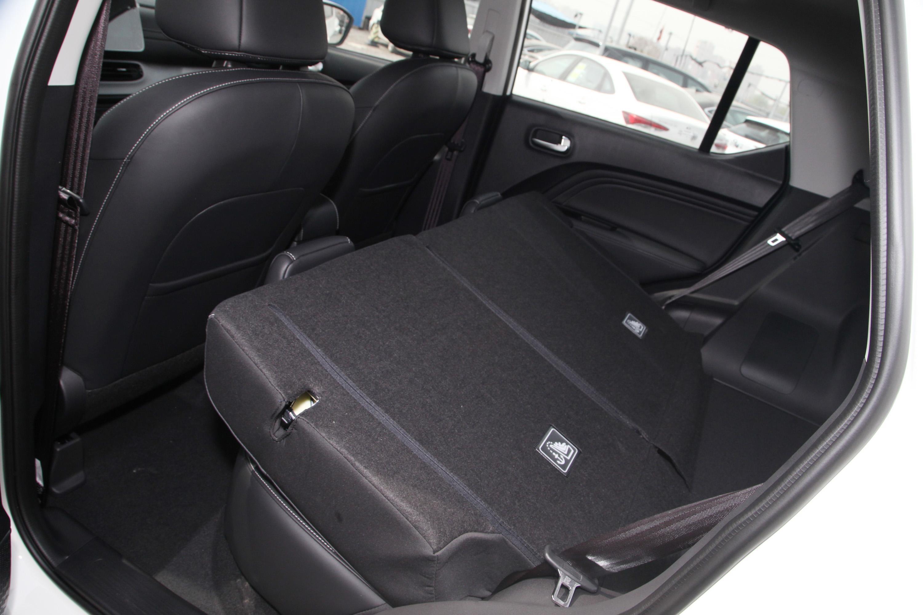 传祺gs3后排空间不错,满足日常出行需求没问题.