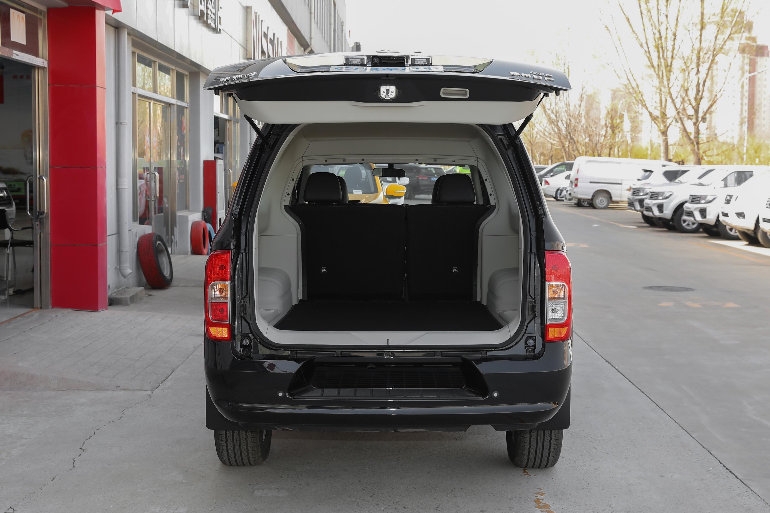 帕拉索后备厢空间大小符合它家用的定位,一家人出行的