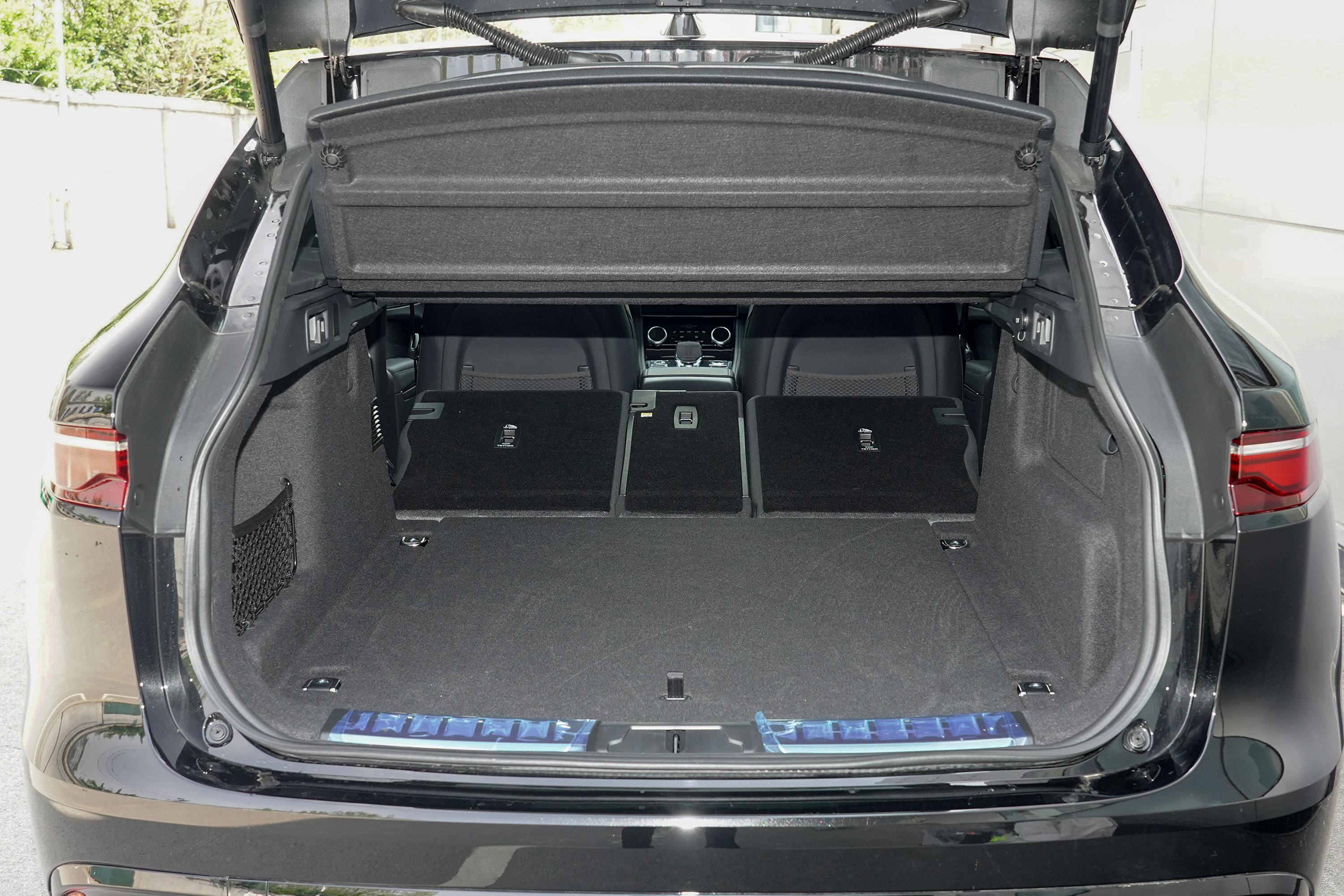 捷豹f-pace后备厢空间表现还可以,旅途出行有大件物品的话,可以放倒