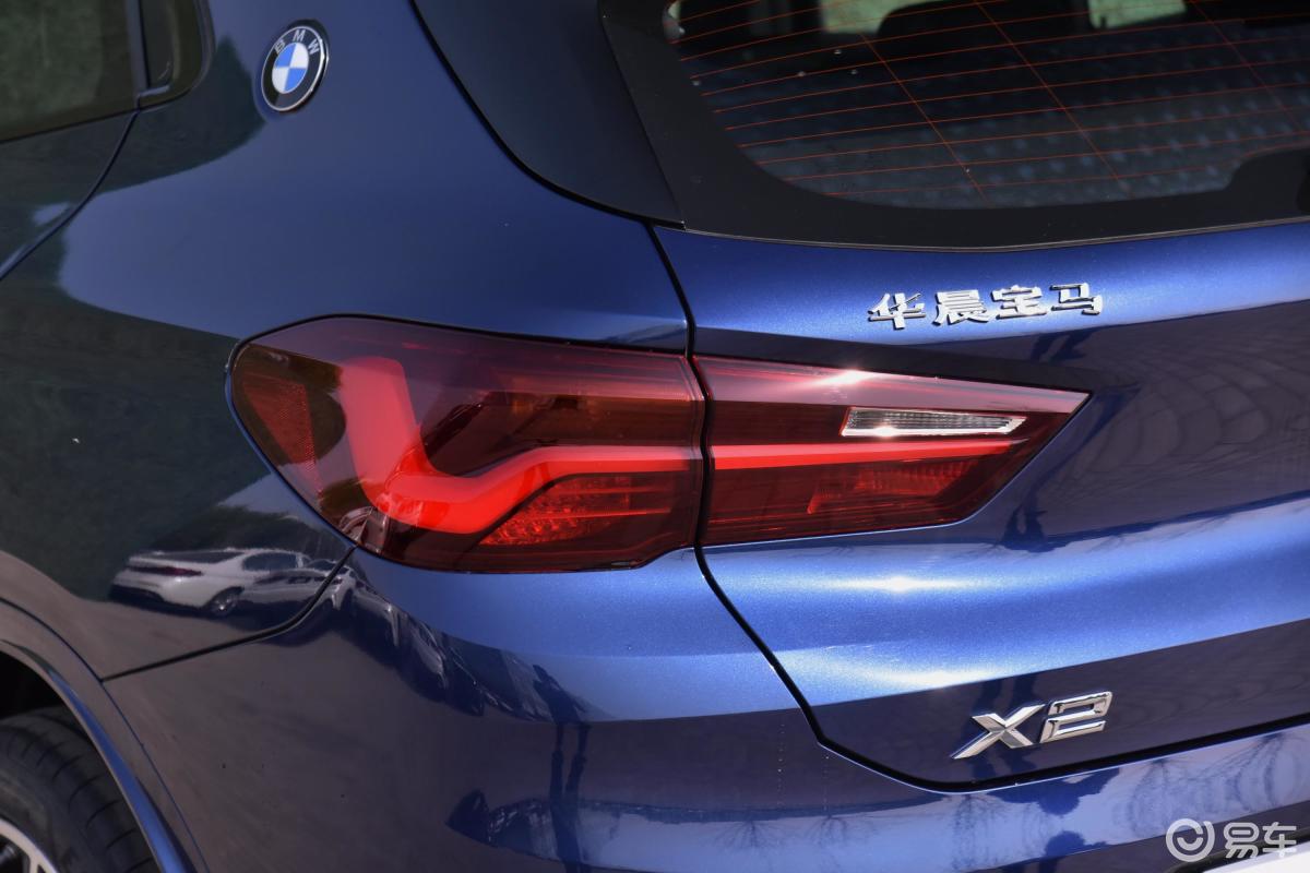 【宝马x22021款xdrive25i m运动套装尾灯侧45度俯拍汽车图片-汽车图片