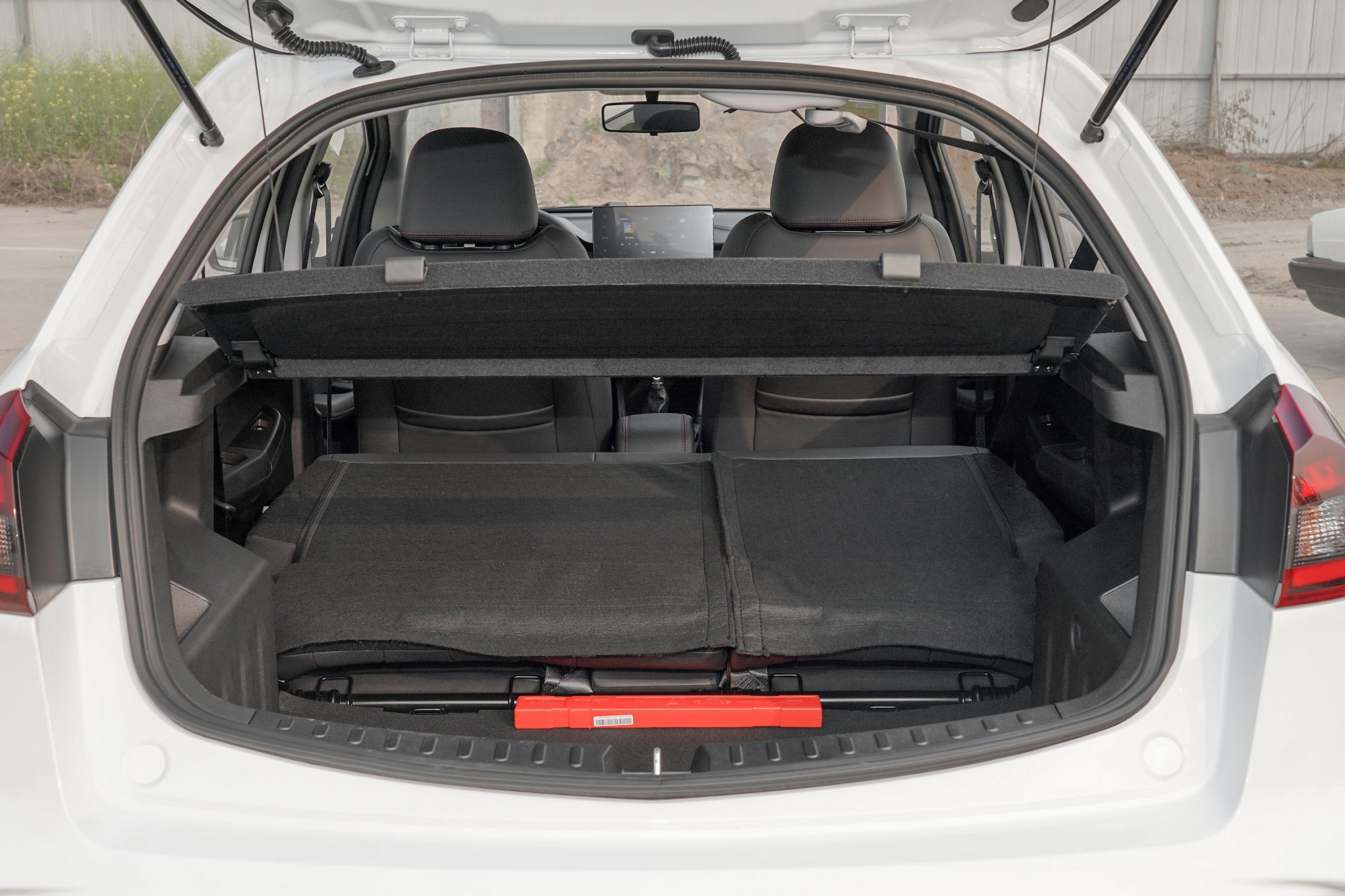 远景x3后备厢空间表现还可以,旅途出行有大件物品的话,可以放倒后排