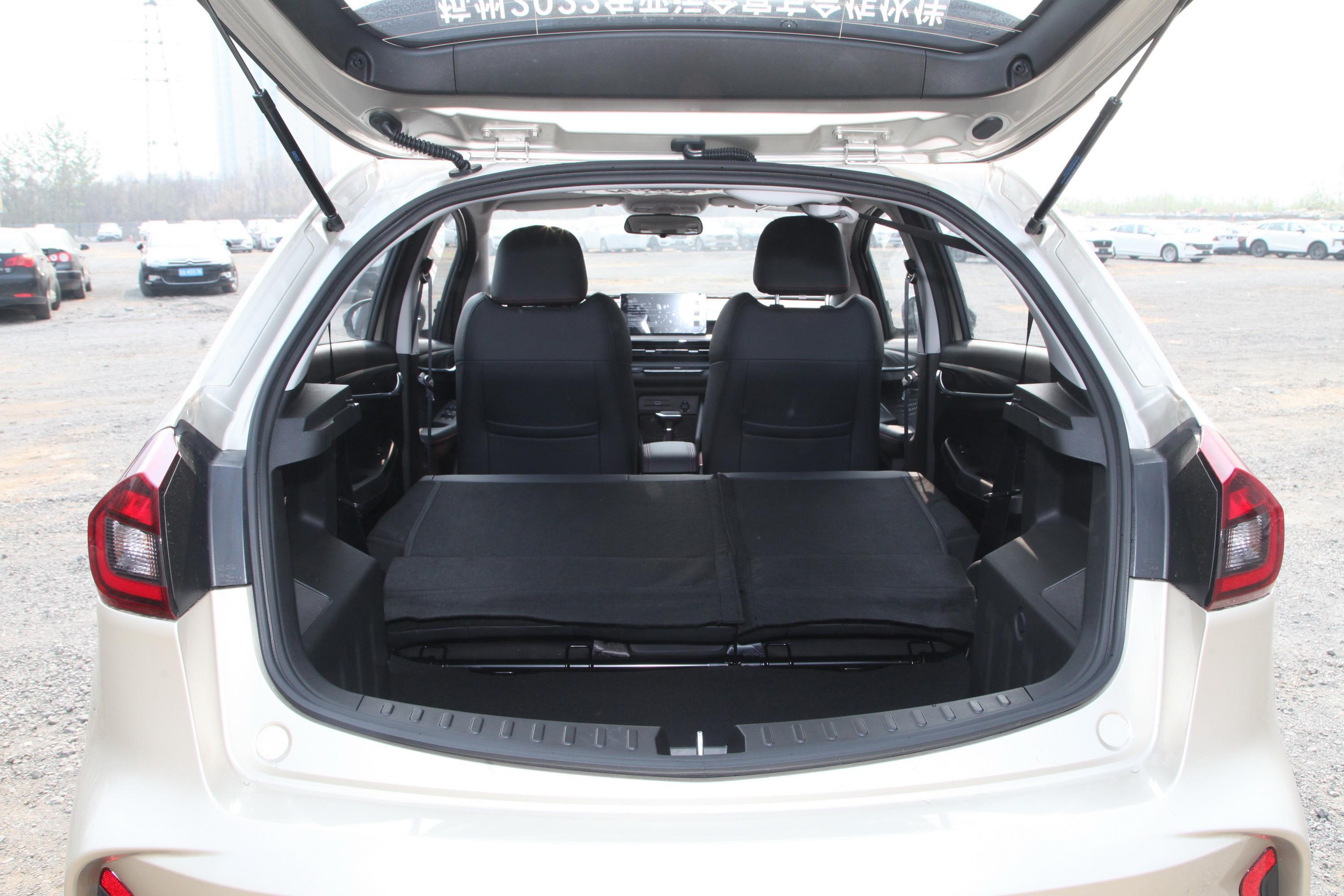 远景x3后排空间还算宽敞,头部和腿部空间都有一定的余量,满足日常家用