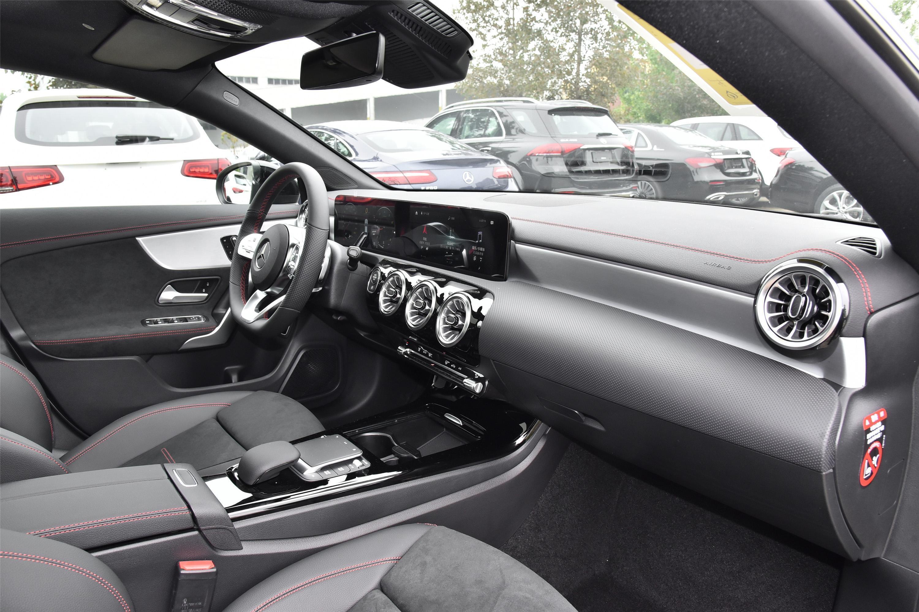 奔驰cla级内饰轴距发动机