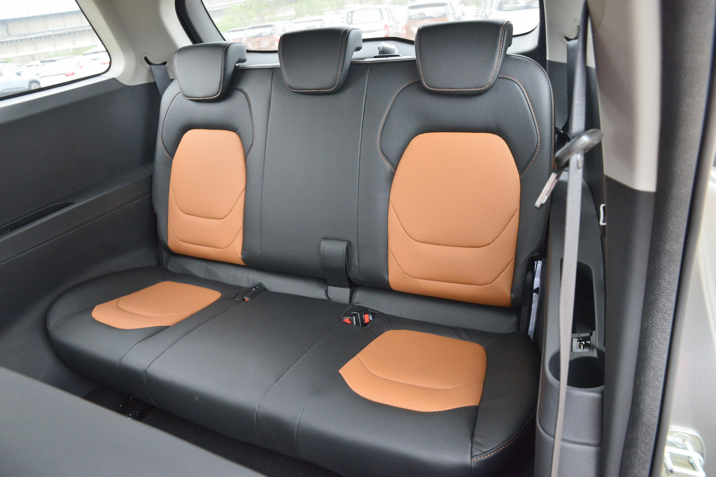 五菱宏光s3后备厢空间表现中规中矩,如果需要装一些较大的物件,后排