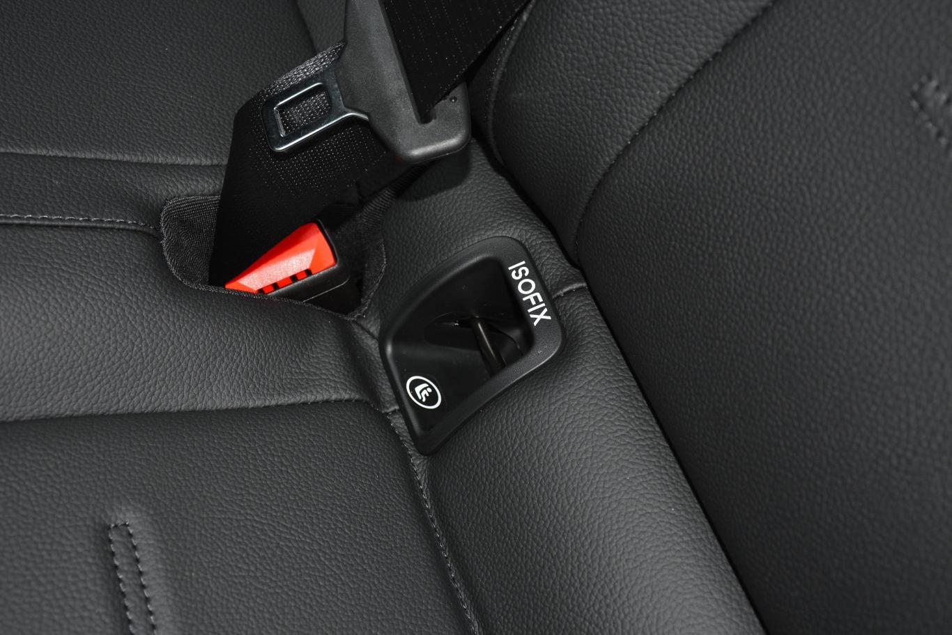 奔驰glagla 200儿童座椅接口