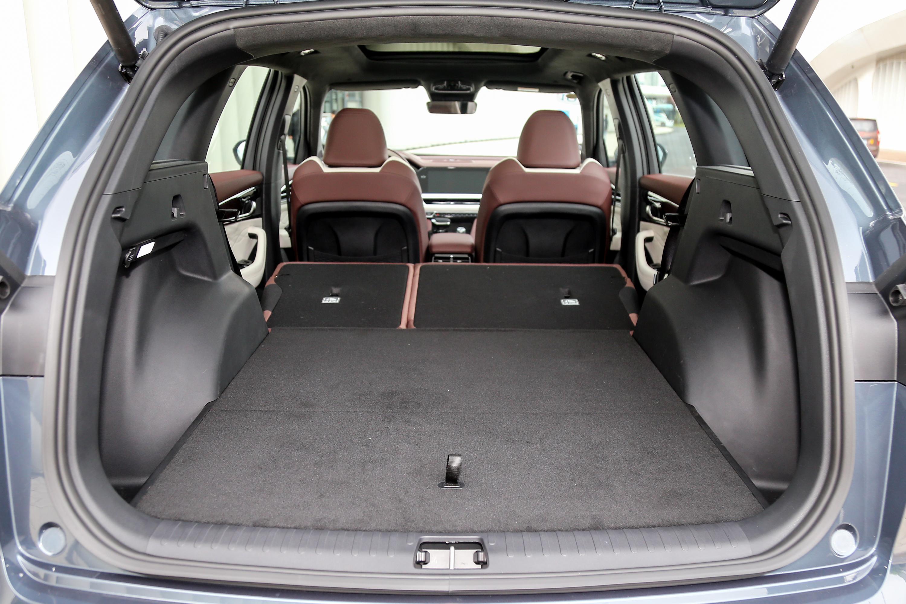 星越l空间表现不错,腿部头部空间都挺舒适,带来更好的乘坐感受.