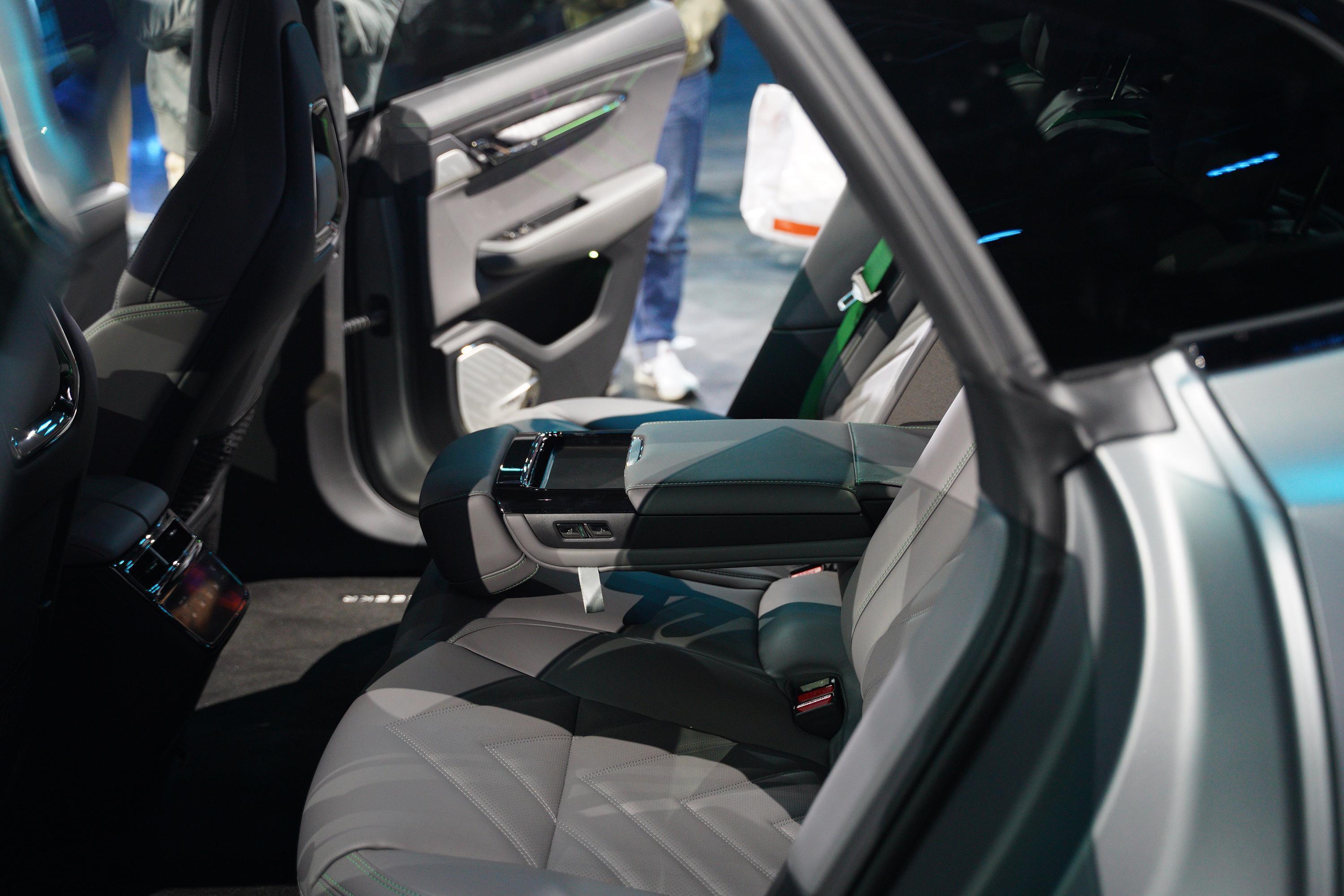 极氪001后排空间还算宽敞,头部和腿部空间都有一定的余量,满足日常