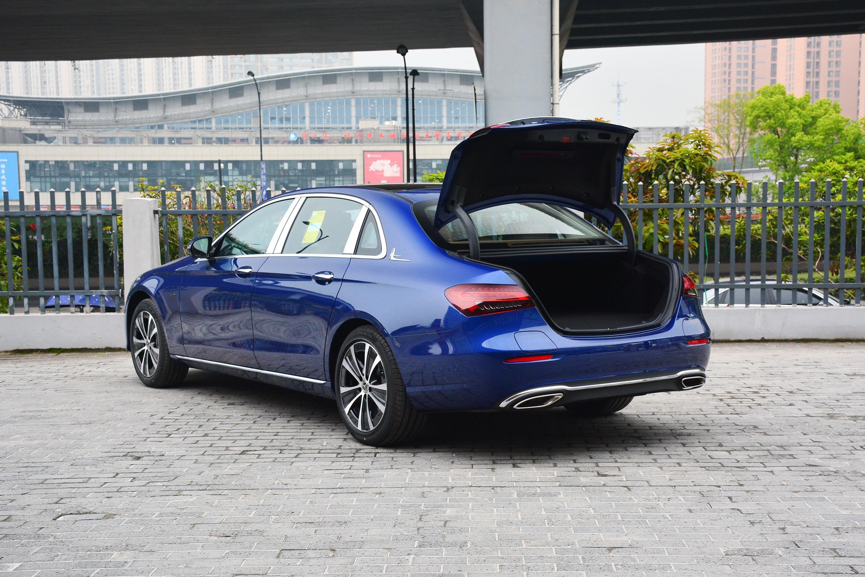 奔驰e级插电混动车尾座椅气囊