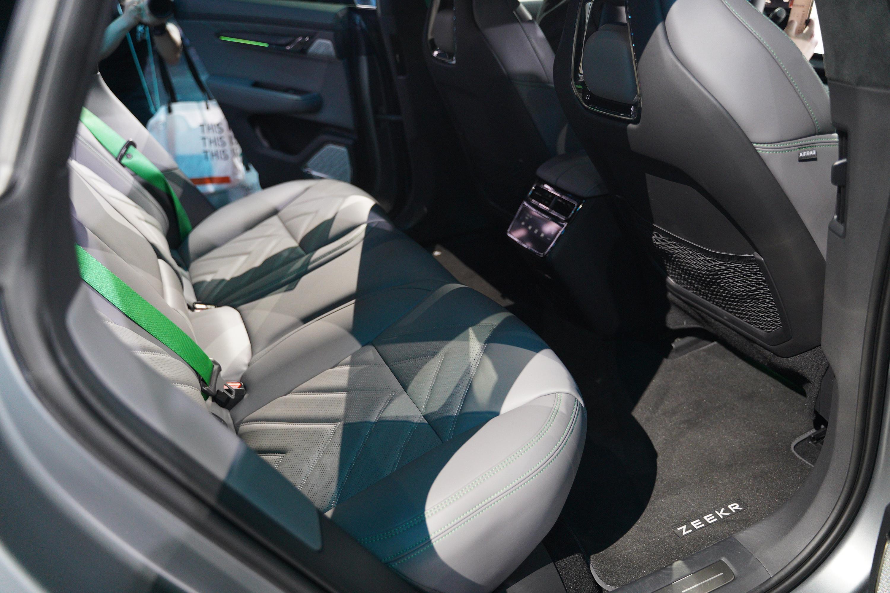 极氪001后排空间表现中规中矩,腿部空间还算富裕,满足日常家用完全没