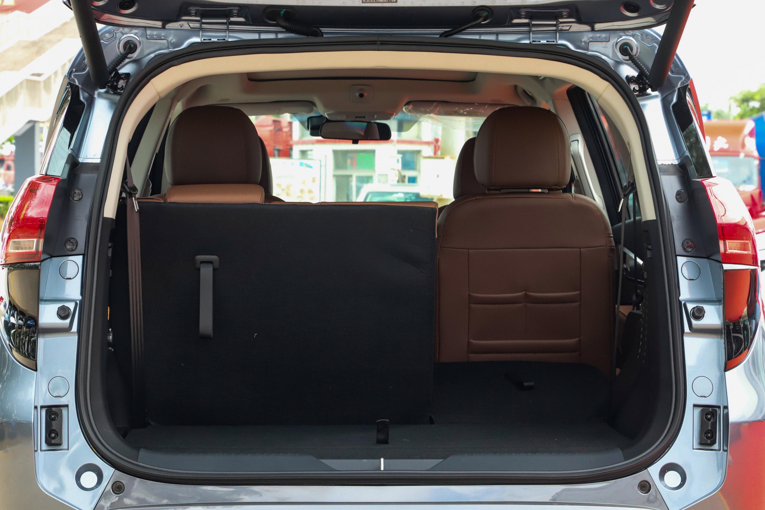海马7x后备厢空间表现还可以,旅途出行有大件物品的话,可以放倒后排