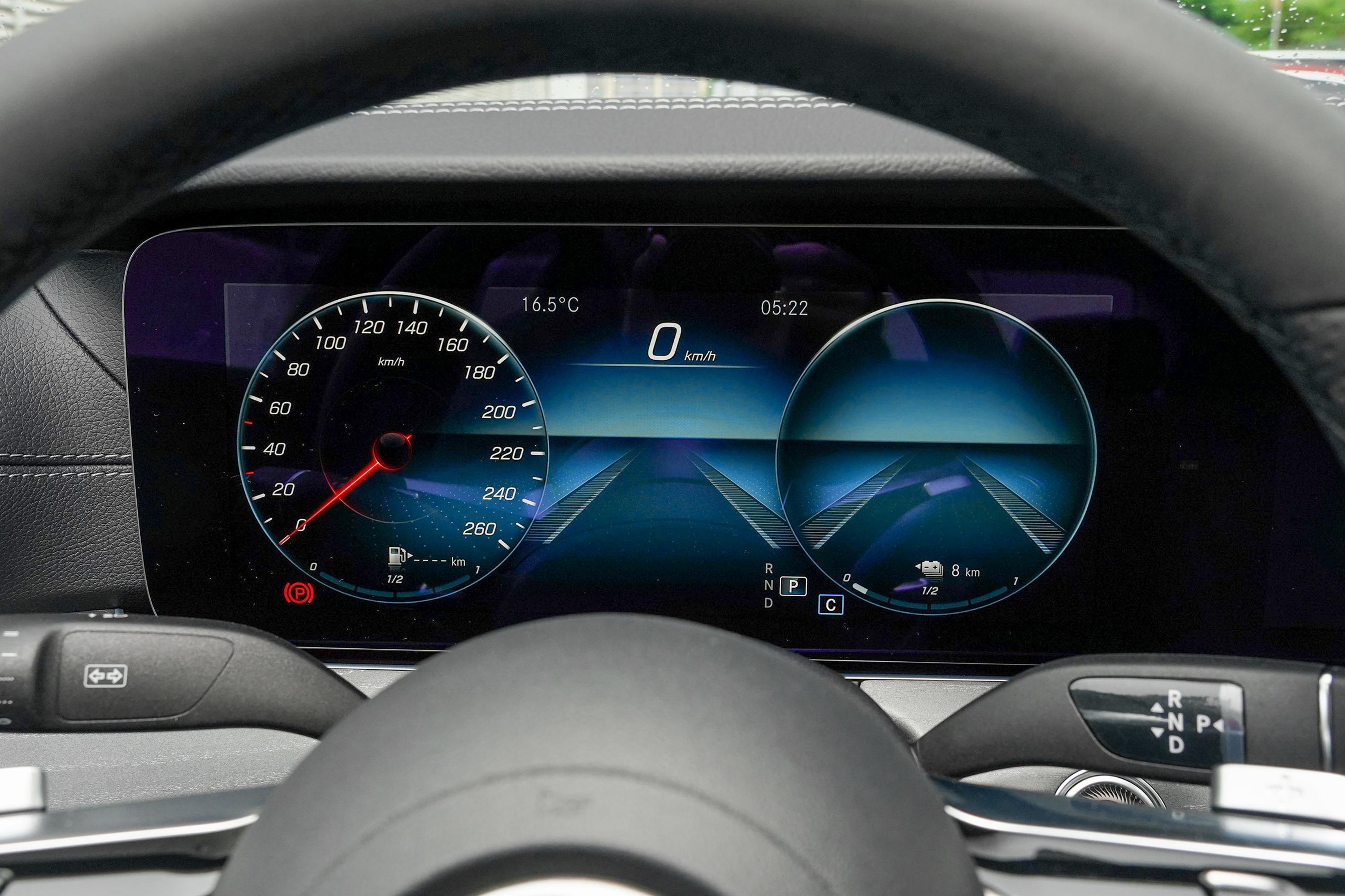 奔驰e级插电混动车灯方向盘气囊