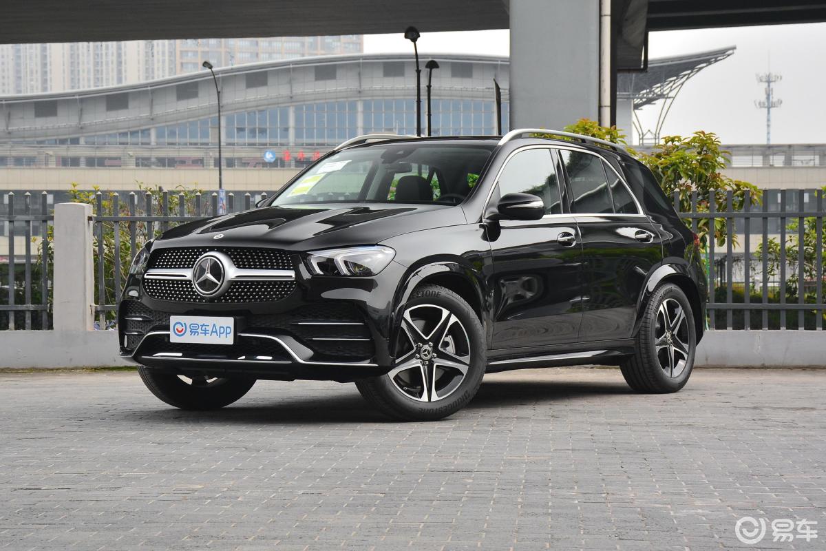 【奔驰gle 插电混动2021款gle 350 e 4matic侧前45度车头向左水平汽车