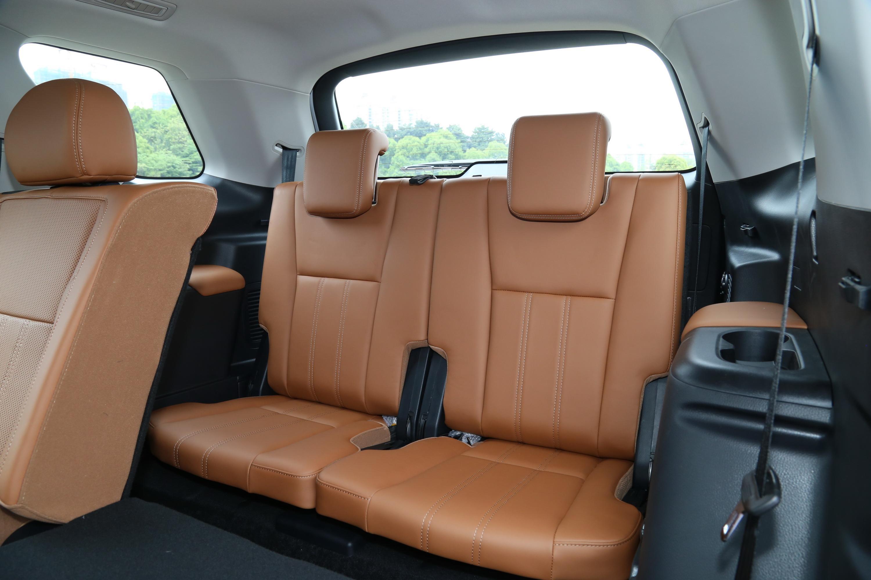 长安cs95后备厢空间表现还可以,旅途出行有大件物品的话,可以放倒后排