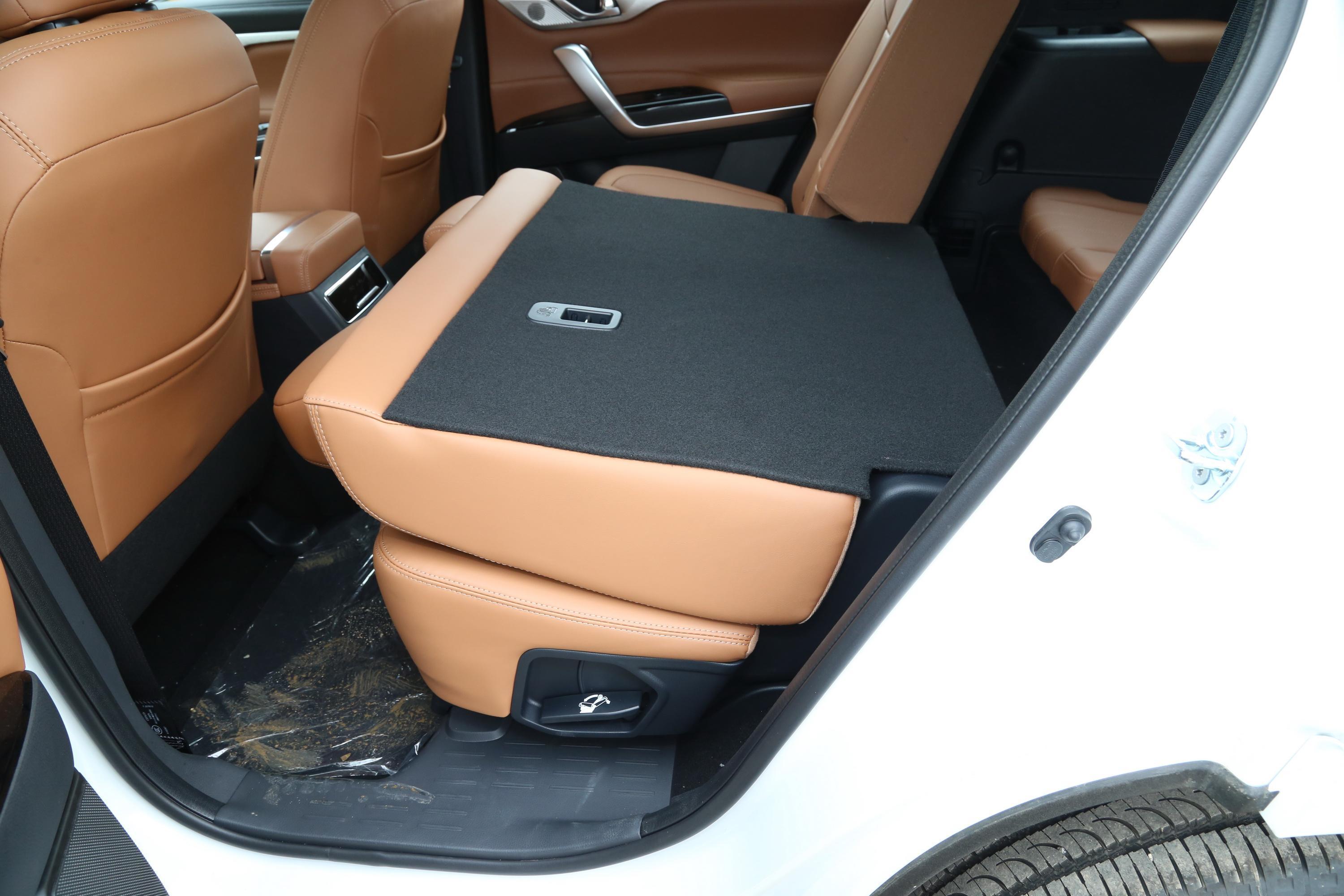 长安cs95后排空间表现中规中矩,腿部空间还算富裕,满足日常家用完全没