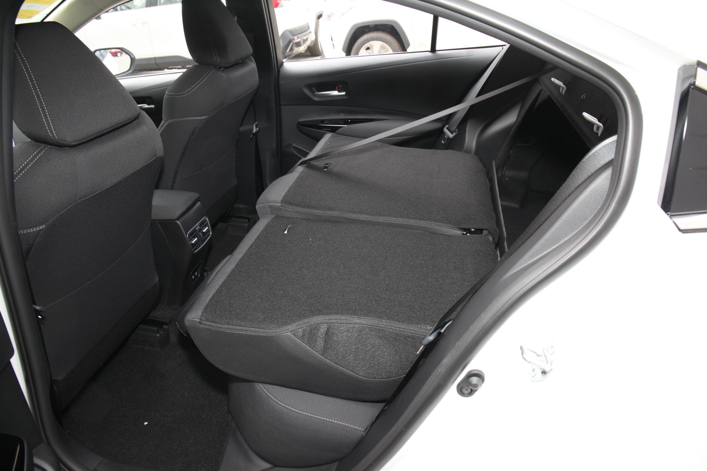 亚洲狮后备厢空间表现中规中矩,如果需要装一些较大的物件,后排座椅还