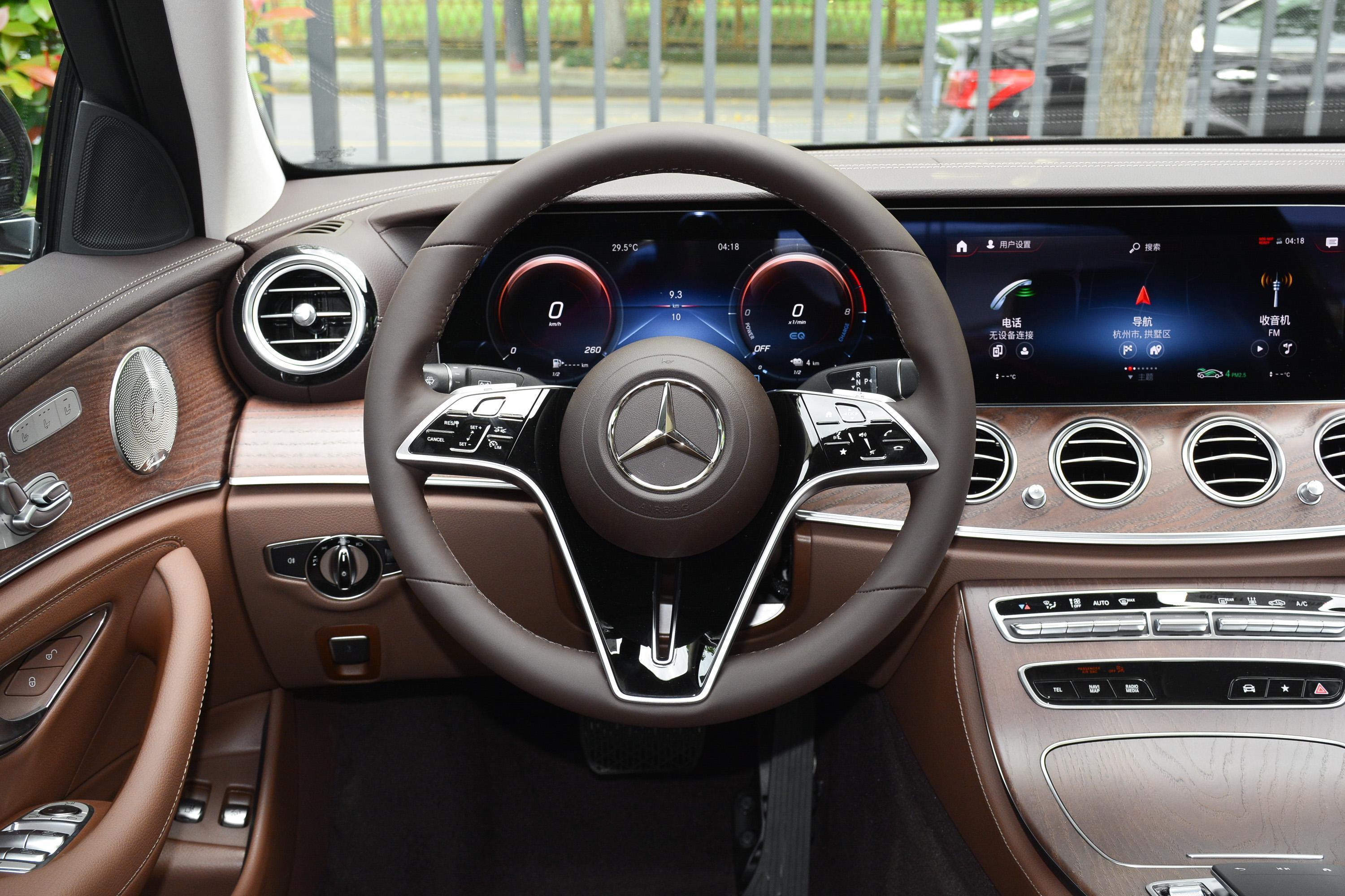 奔驰e级插电混动车尾方向盘气囊