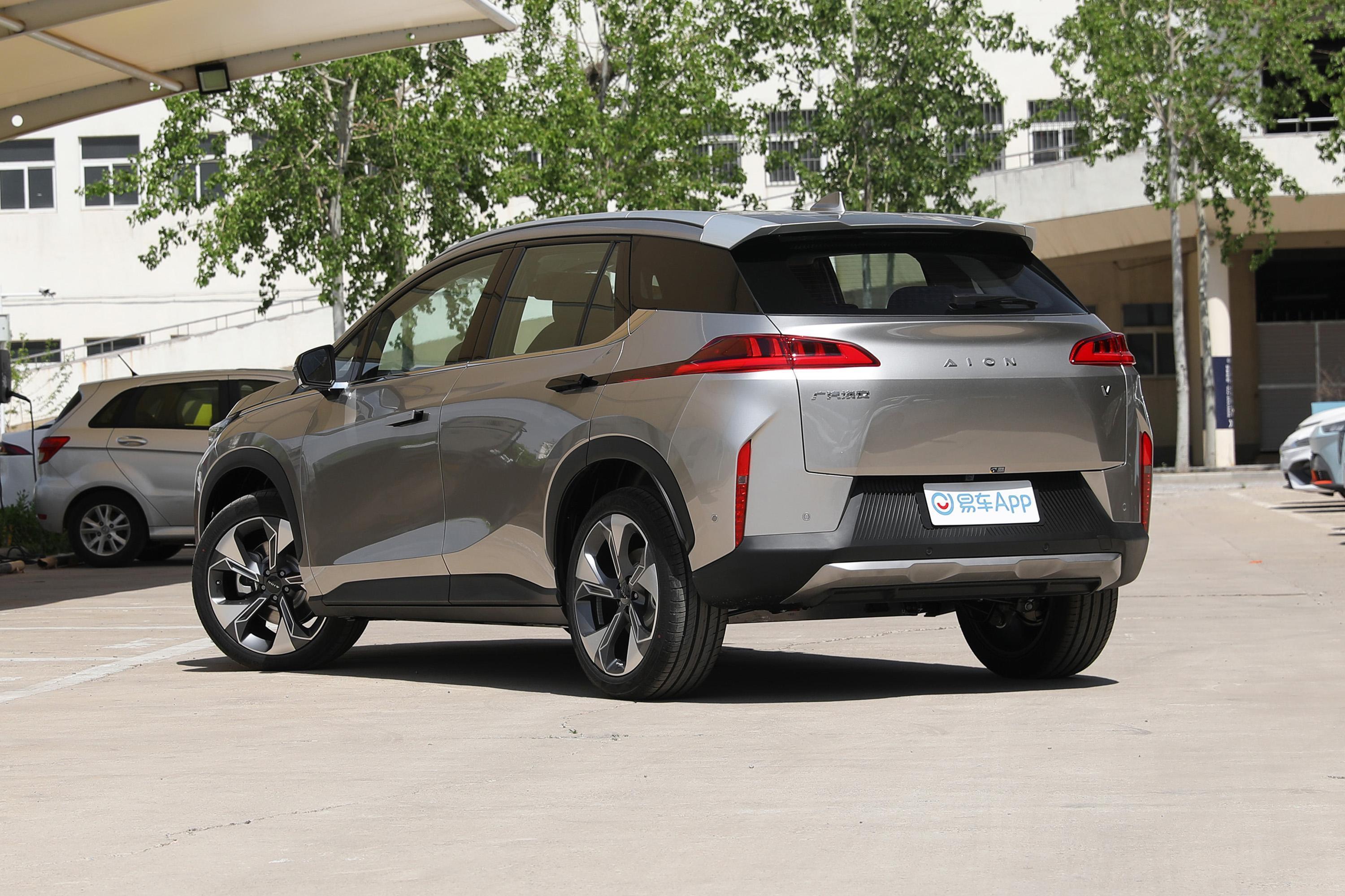 先看下aion v的外观,aion v车头整体看上去十分干净清爽,看上去较为