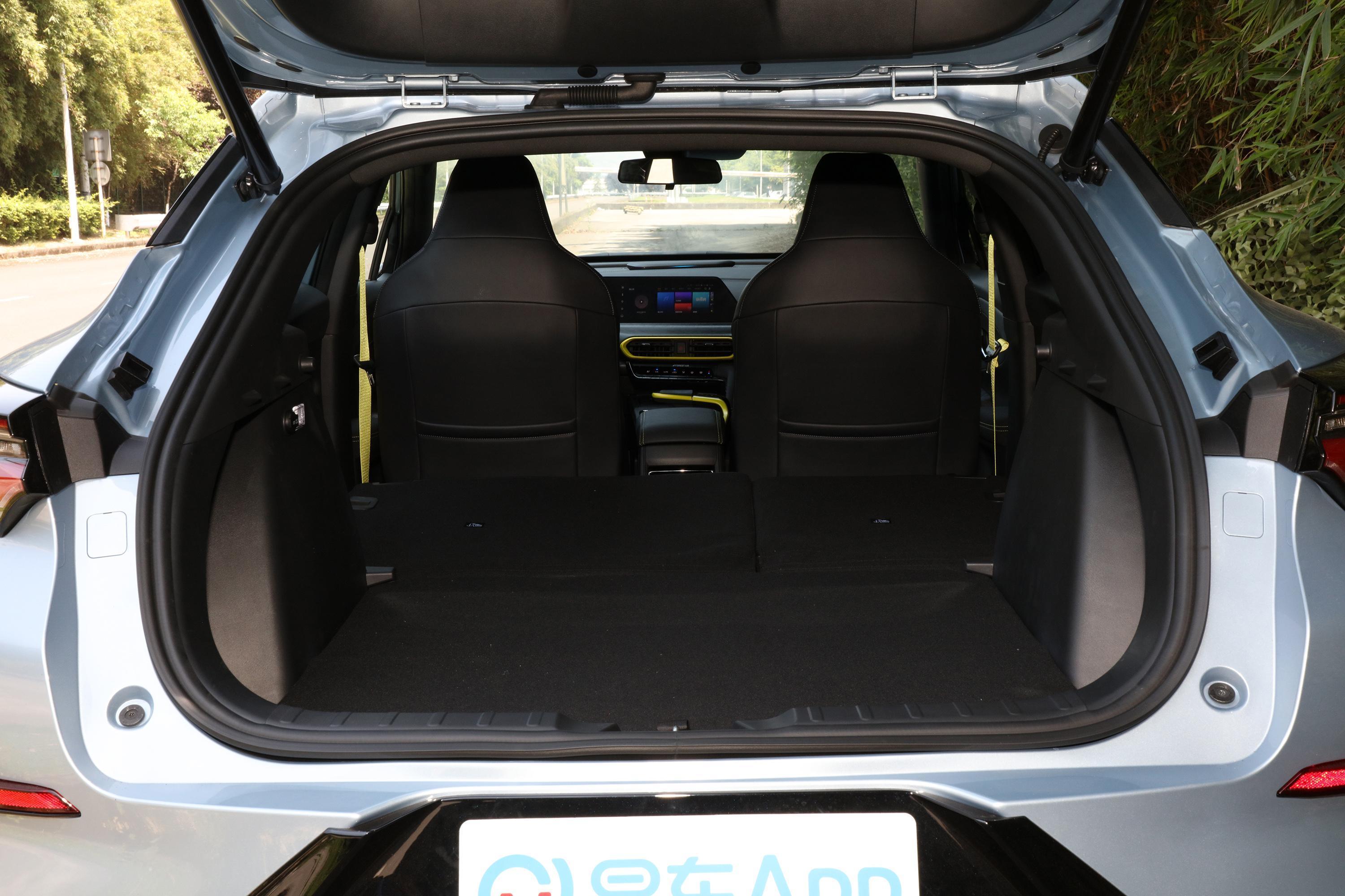 长安uni-t后排空间还算宽敞,头部和腿部空间都有一定的余量,满足日常