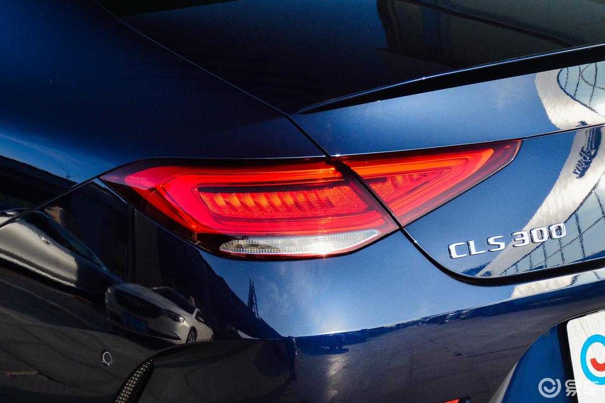 【奔驰cls级2021款cls 300 豪华型尾灯侧45度俯拍汽车图片-汽车图片