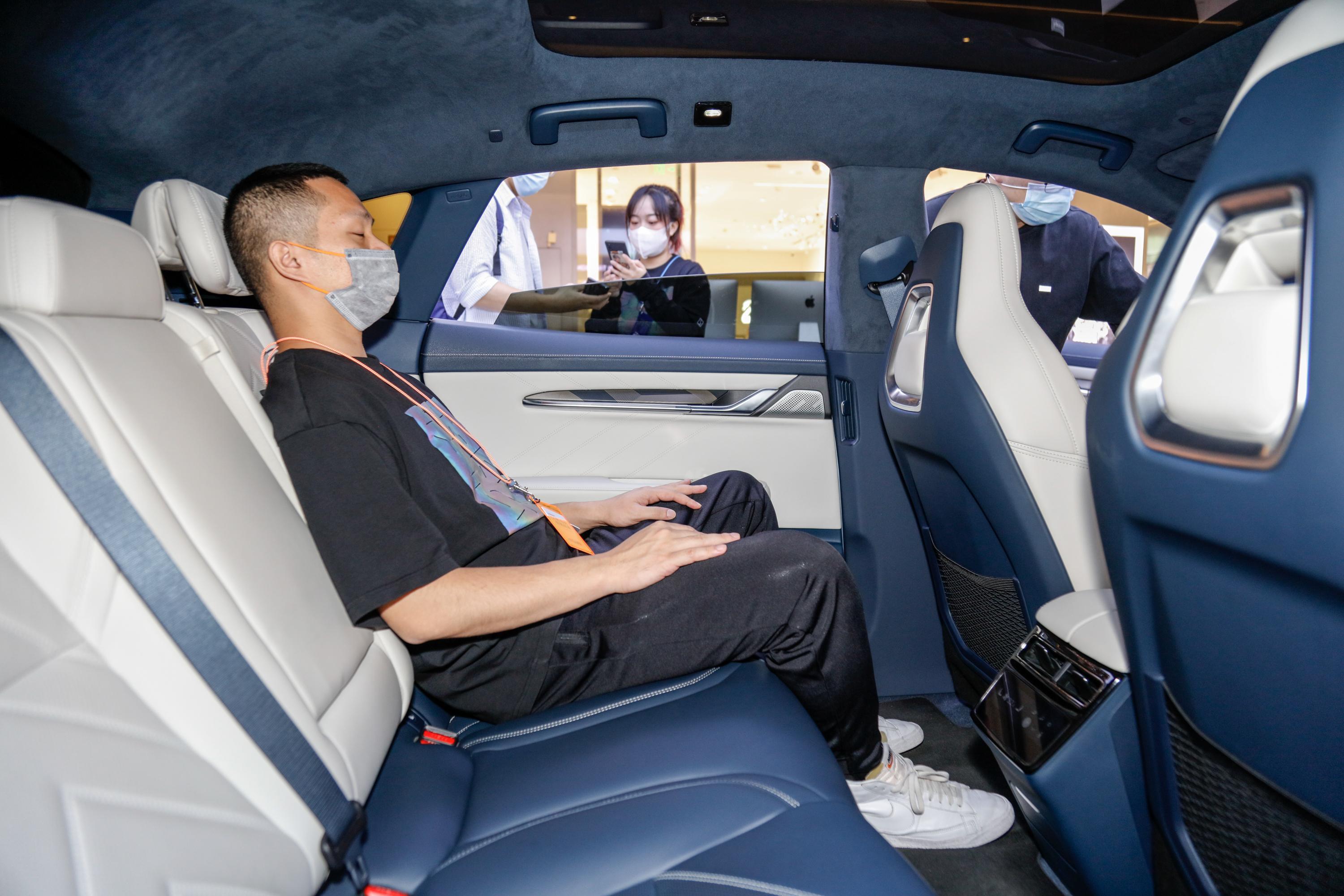 极氪001后备厢空间表现还可以,旅途出行有大件物品的话,可以放倒后排