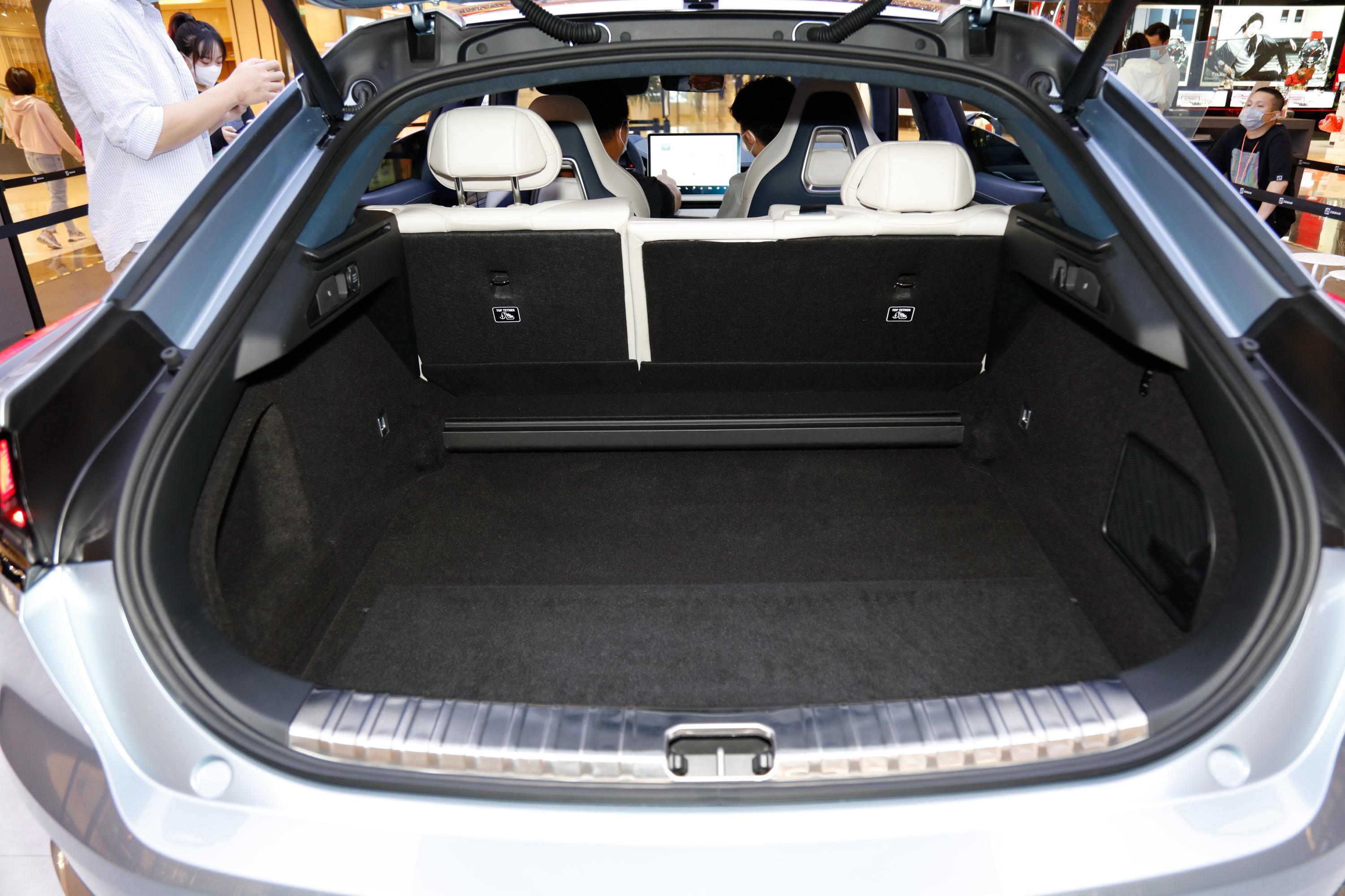 极氪001后备厢空间表现还可以,旅途出行有大件物品的话,可以放倒后排