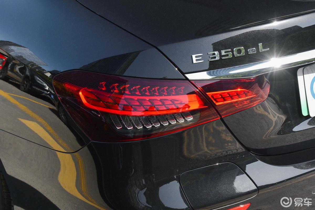 【奔驰e级 插电混动2021款e 350 e l 运动型尾灯侧45度俯拍汽车图片
