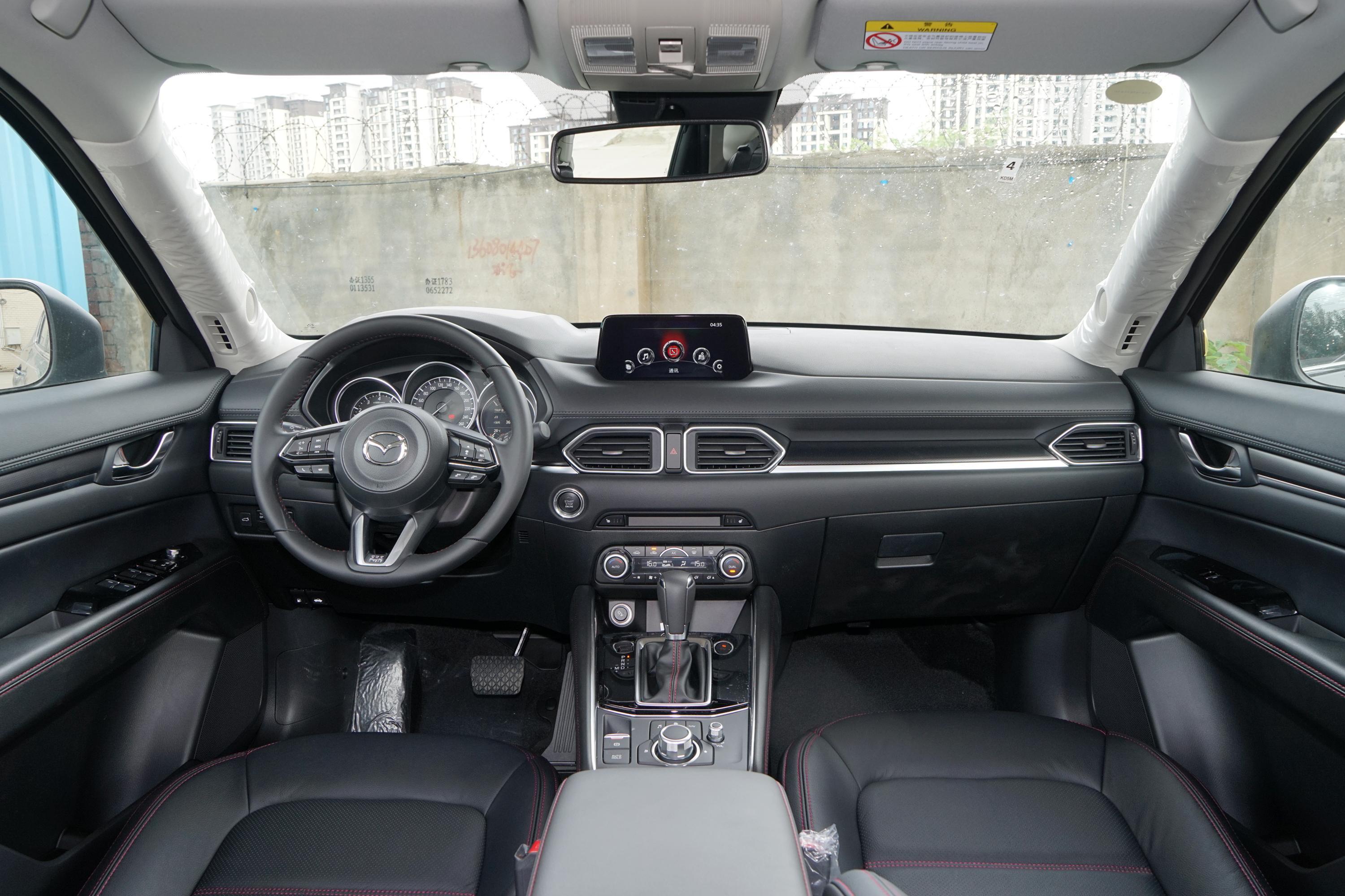 内饰风格上,马自达cx-5更强调层次感十足和简约大方.