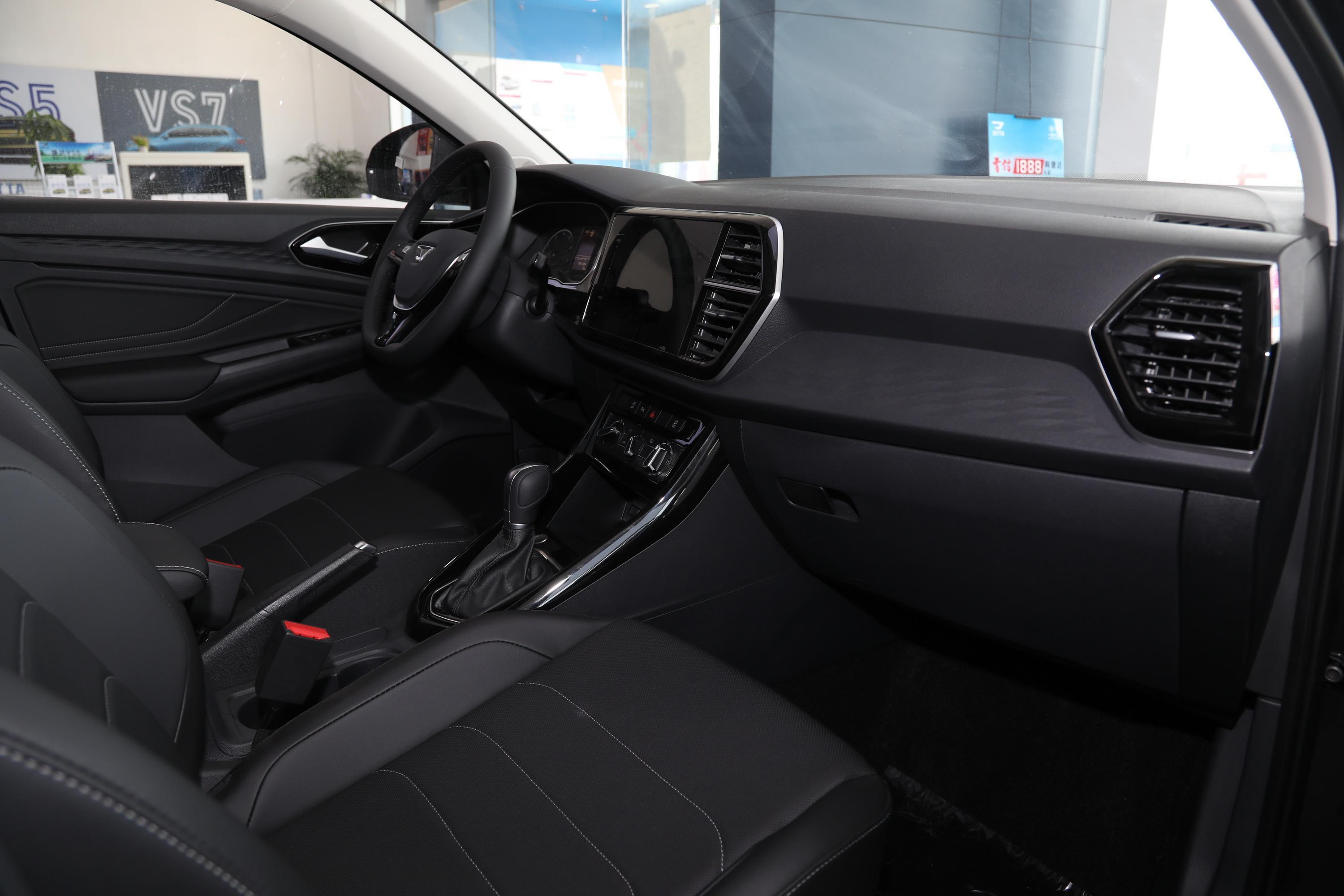 内饰方面,捷达vs5采用大量平直线条来突出简洁的设计感,而且在材料上