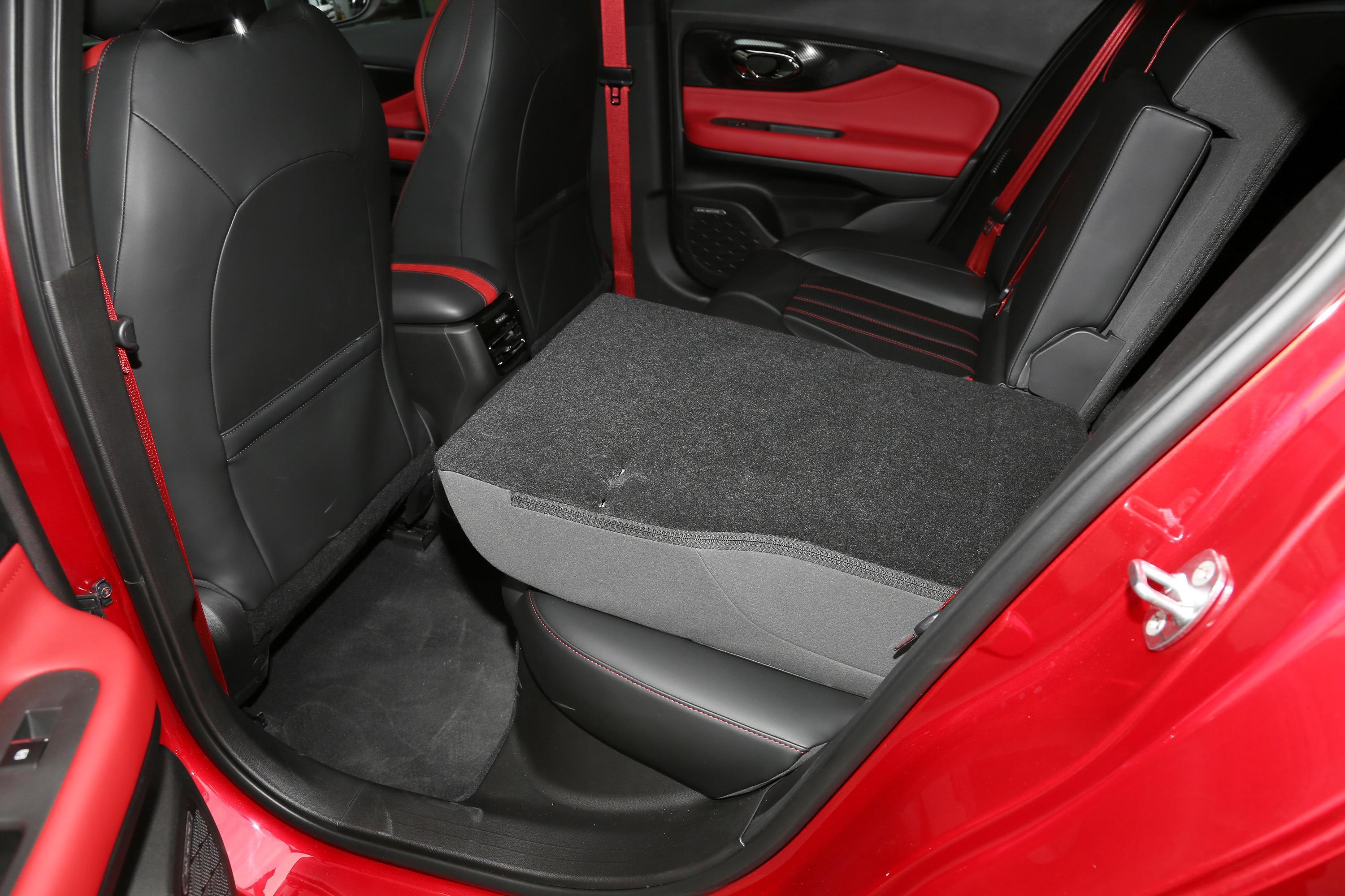 影豹后备厢空间的表现比较不错,开口大小符合它家用车的定位,一家人的