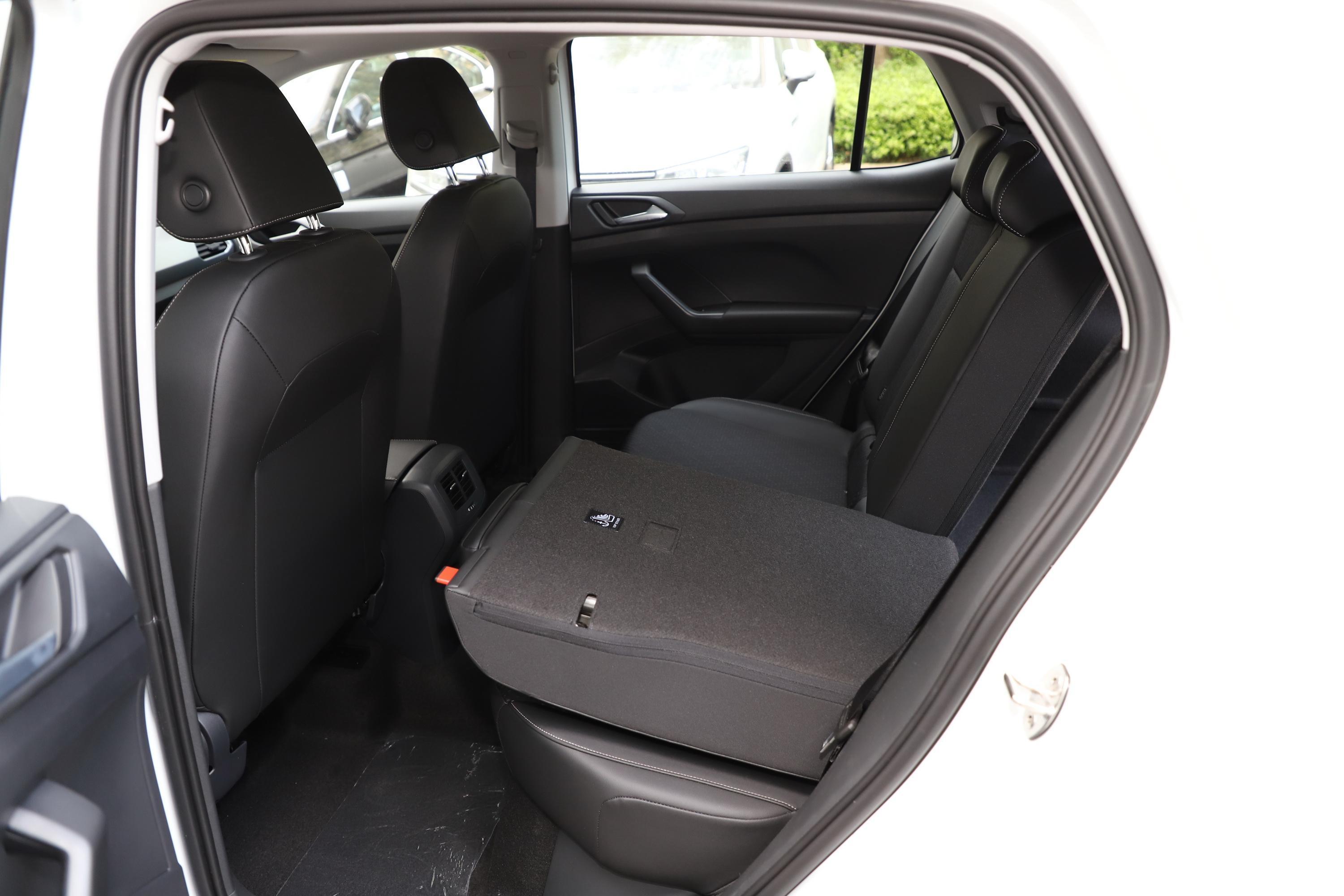 探影后备厢空间表现还可以,旅途出行有大件物品的话,可以放倒后排座椅