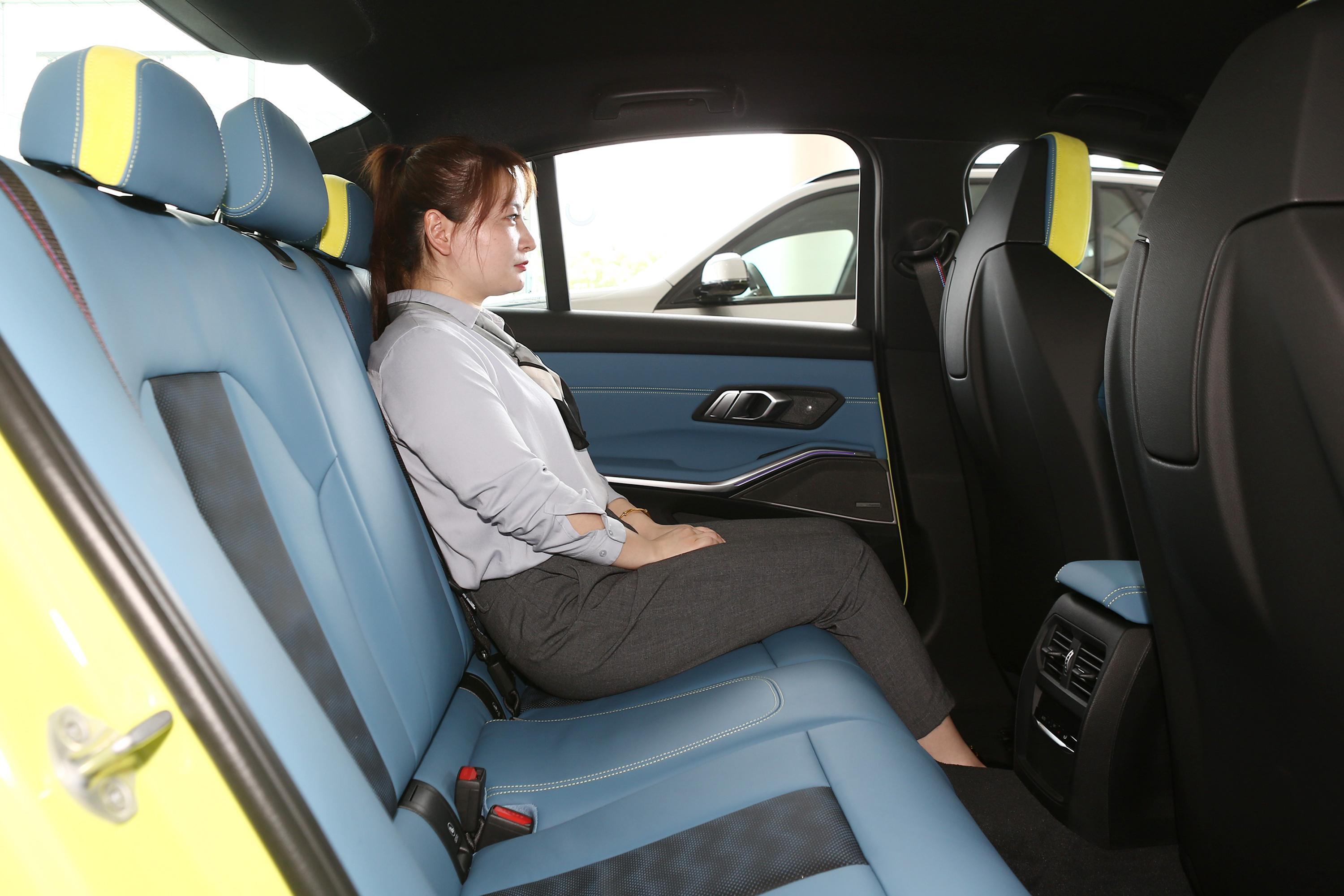 宝马m3后备厢空间表现还可以,旅途出行有大件物品的话,可以放倒后排