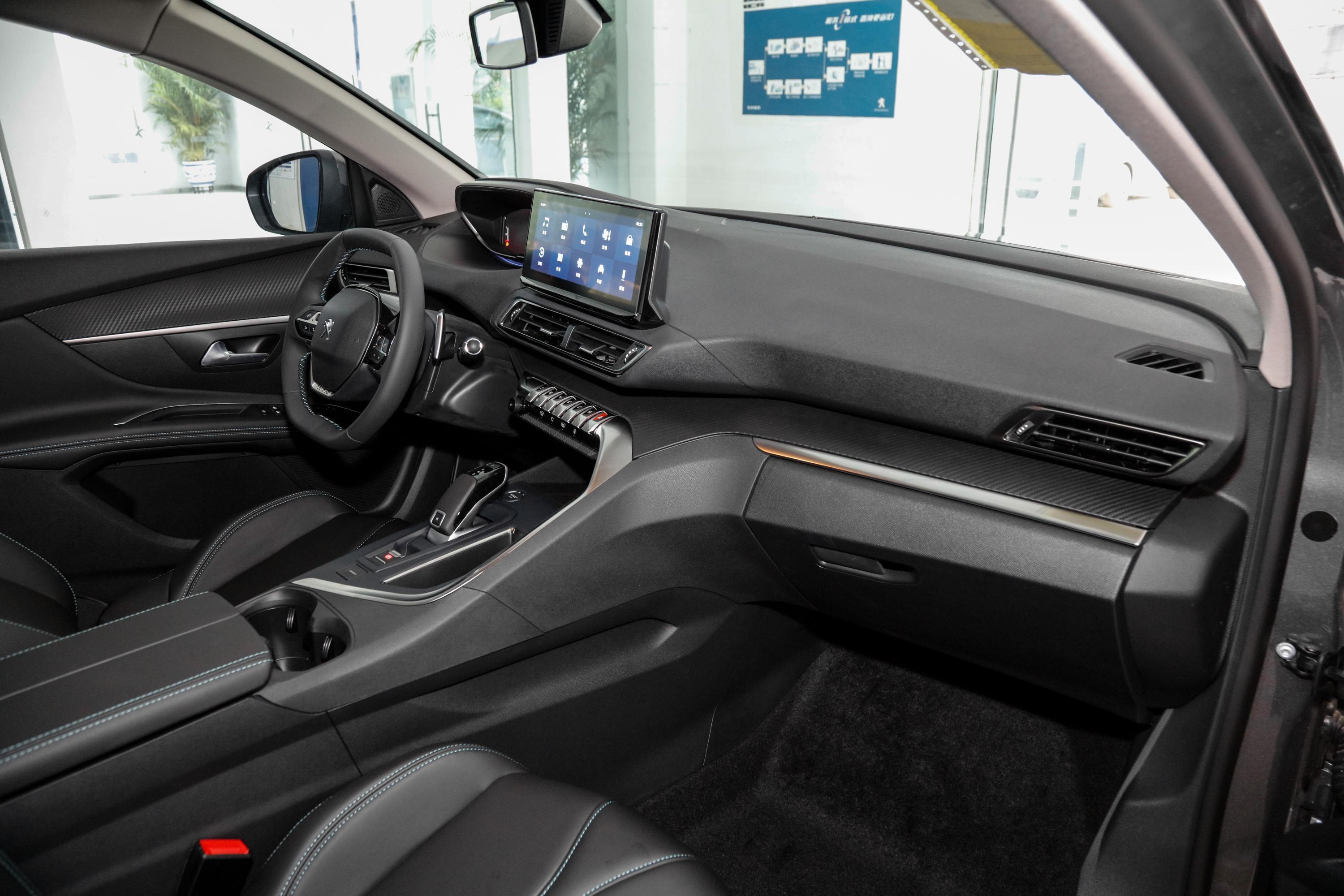 标致5008的内饰设计同样采用了家族式风格,整体的造型非常具有科技感