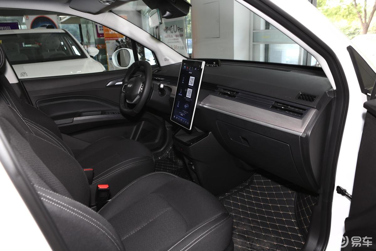 【哪吒v2021款标准续航娱乐版升级型内饰全景副驾驶员方向汽车图片