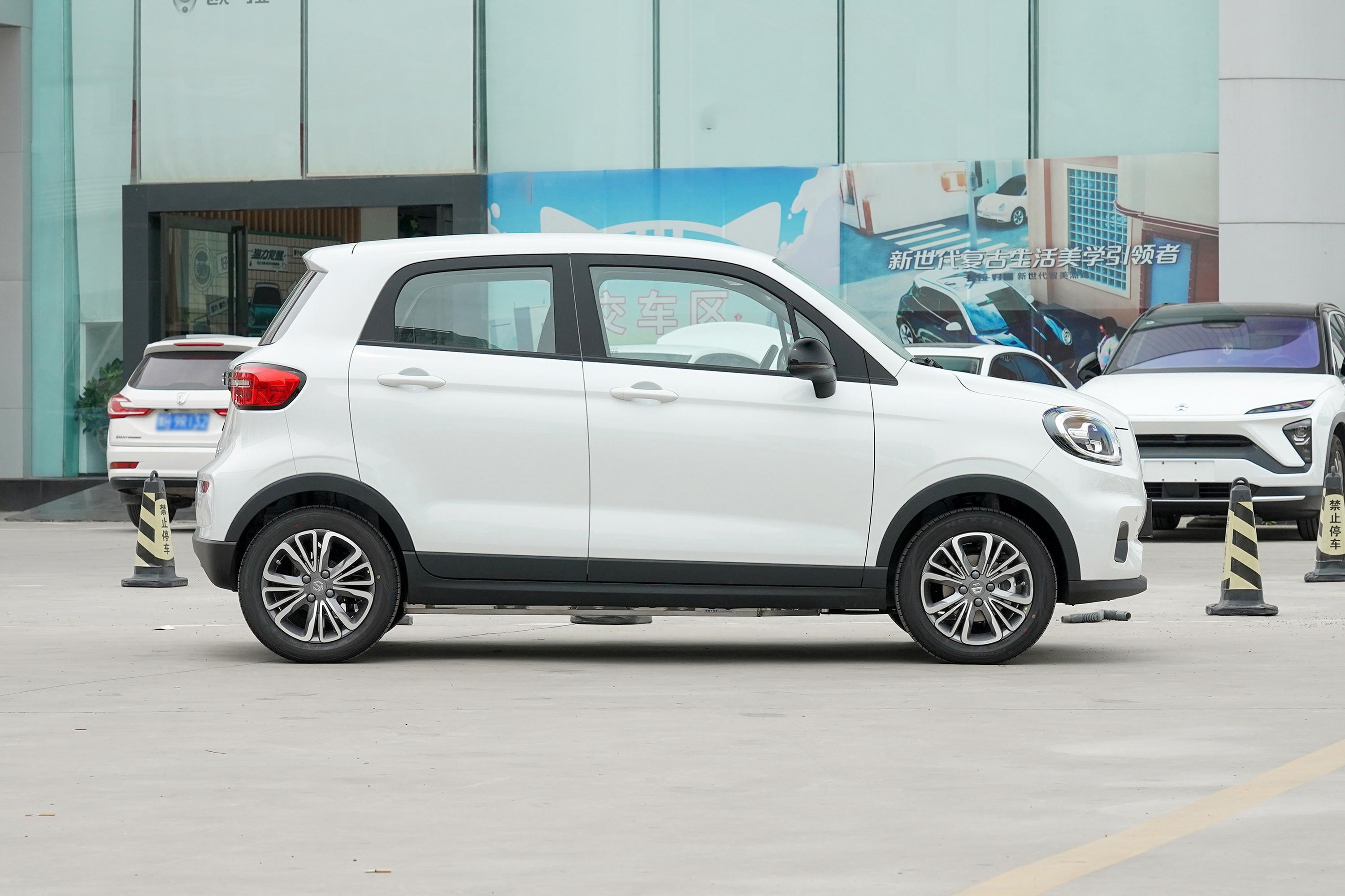 首先从外观来看,零跑t03前脸整体十分个性,看上去较为凌厉.