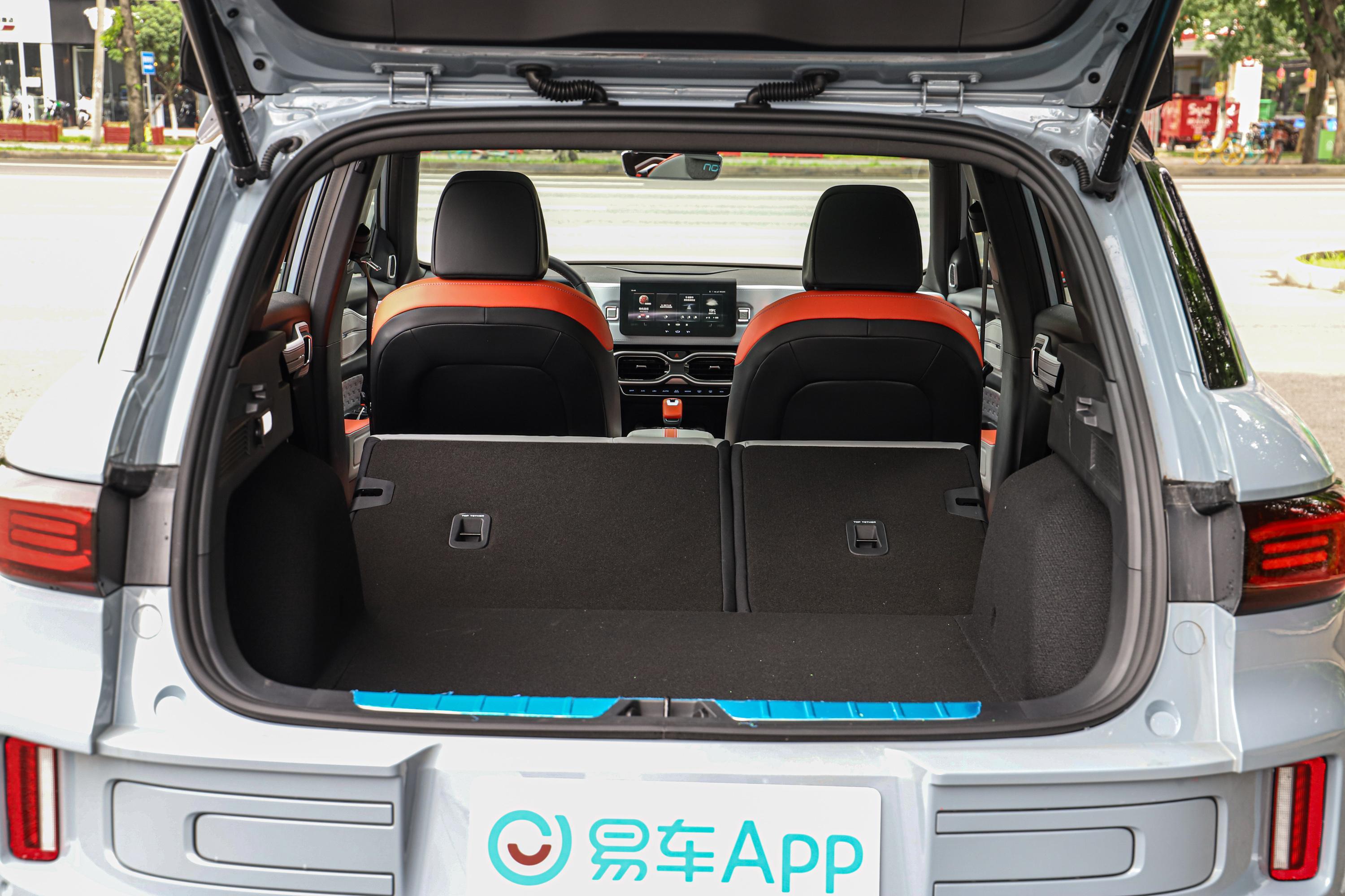 吉利icon后备厢空间可利用率很高,装载能力也较为出色,后排座椅支持