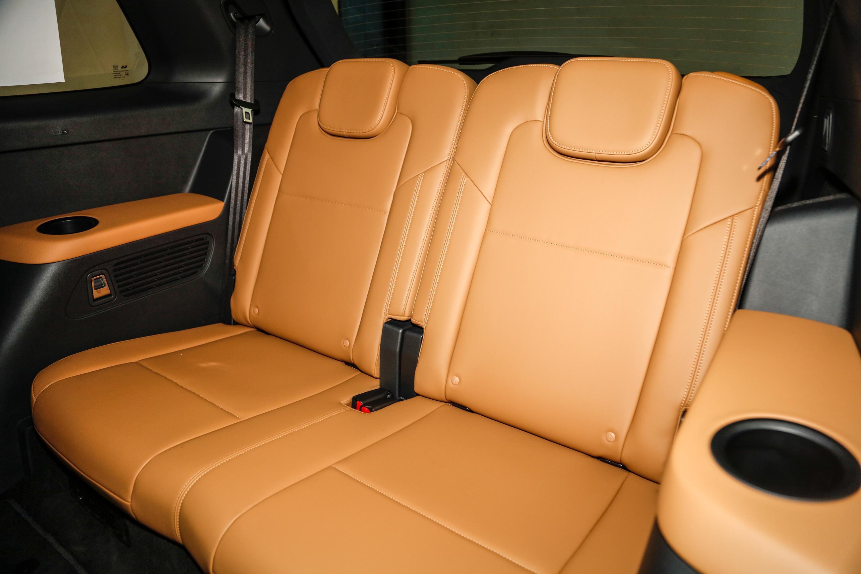 理想one后备厢空间表现还算不错,放倒后排座椅后,能够进一步扩展空间