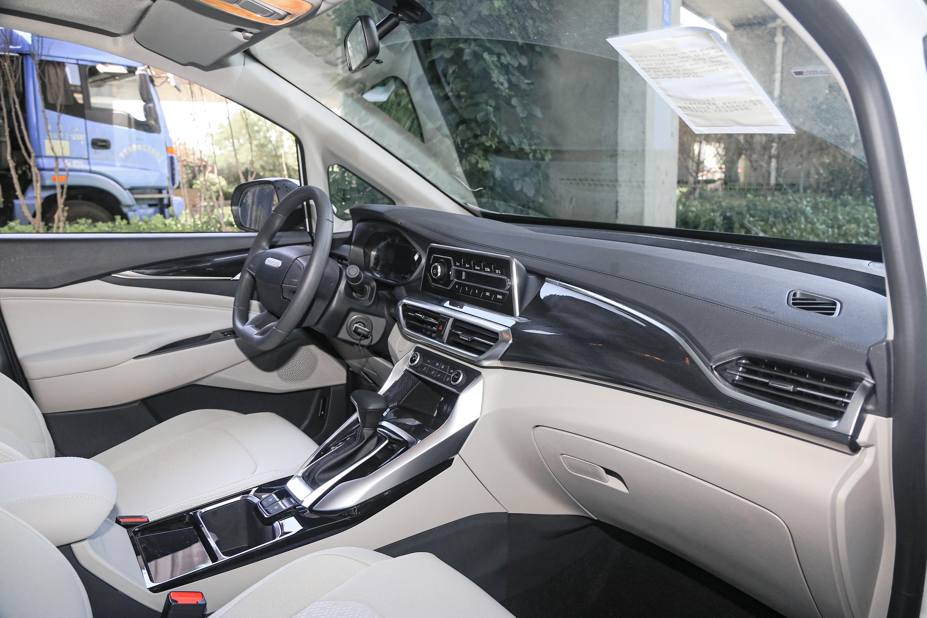 上汽大通maxusg50内饰轴距发动机