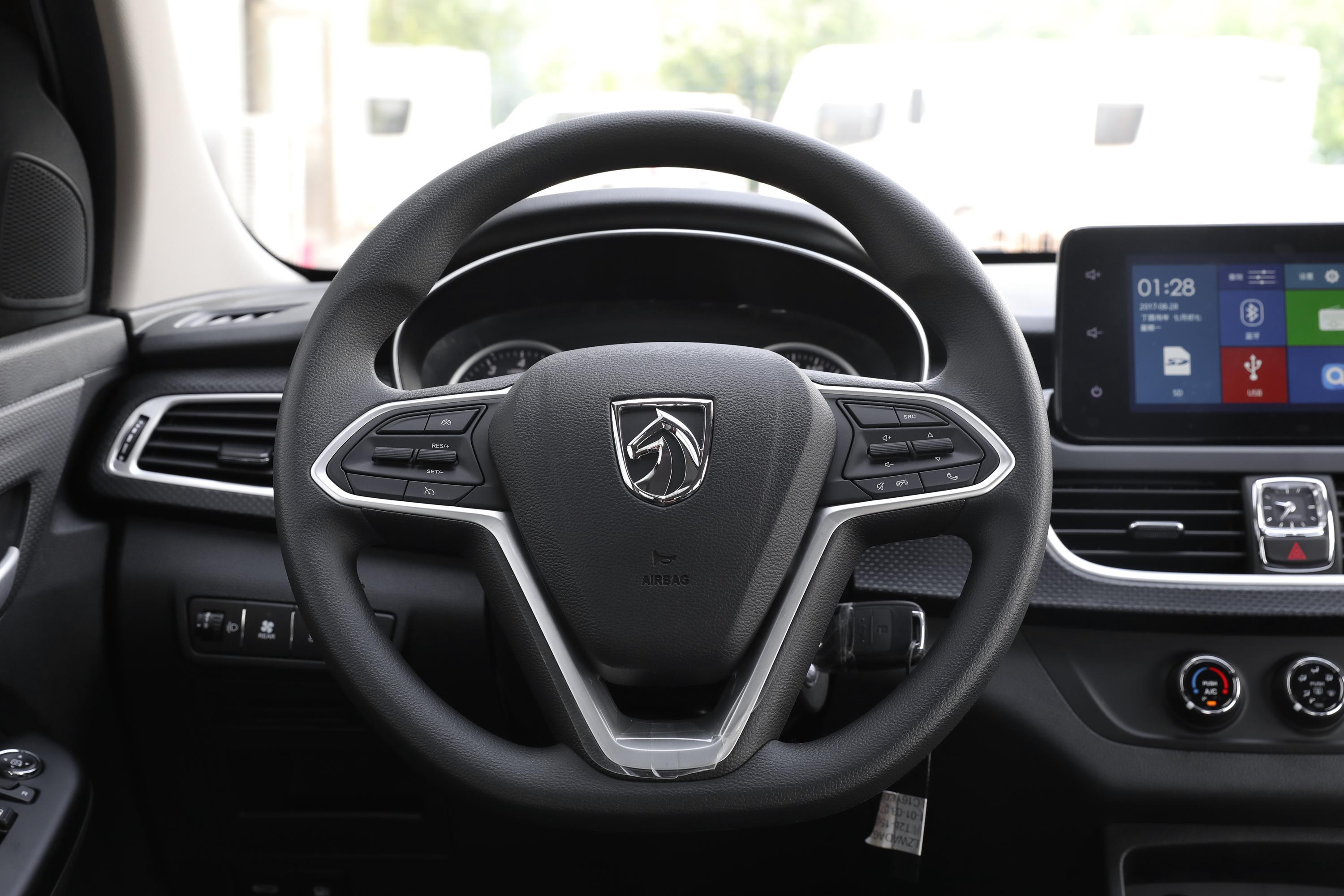 外观方面,2020款宝骏730cvt版车型前脸部分的设计与现款保持一致,前