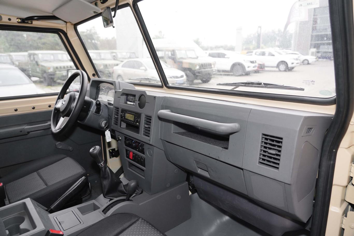 勇士皮卡分体 双排 2.4t 手动 3695轴距 柴油 国vi内饰全景副驾方向