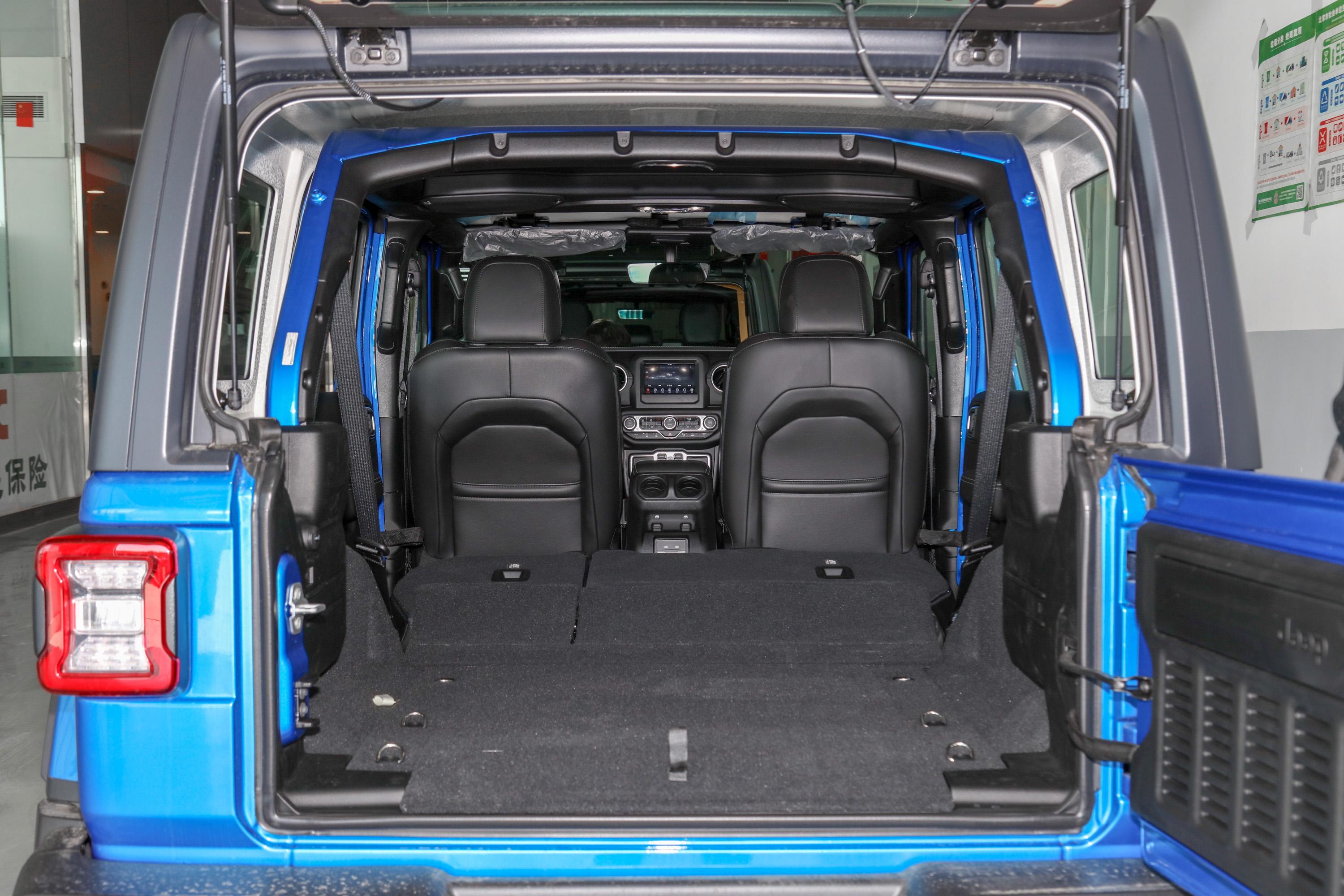 牧马人后备厢放两个行李包还是没有问题的,后排座椅不能放倒,这一点