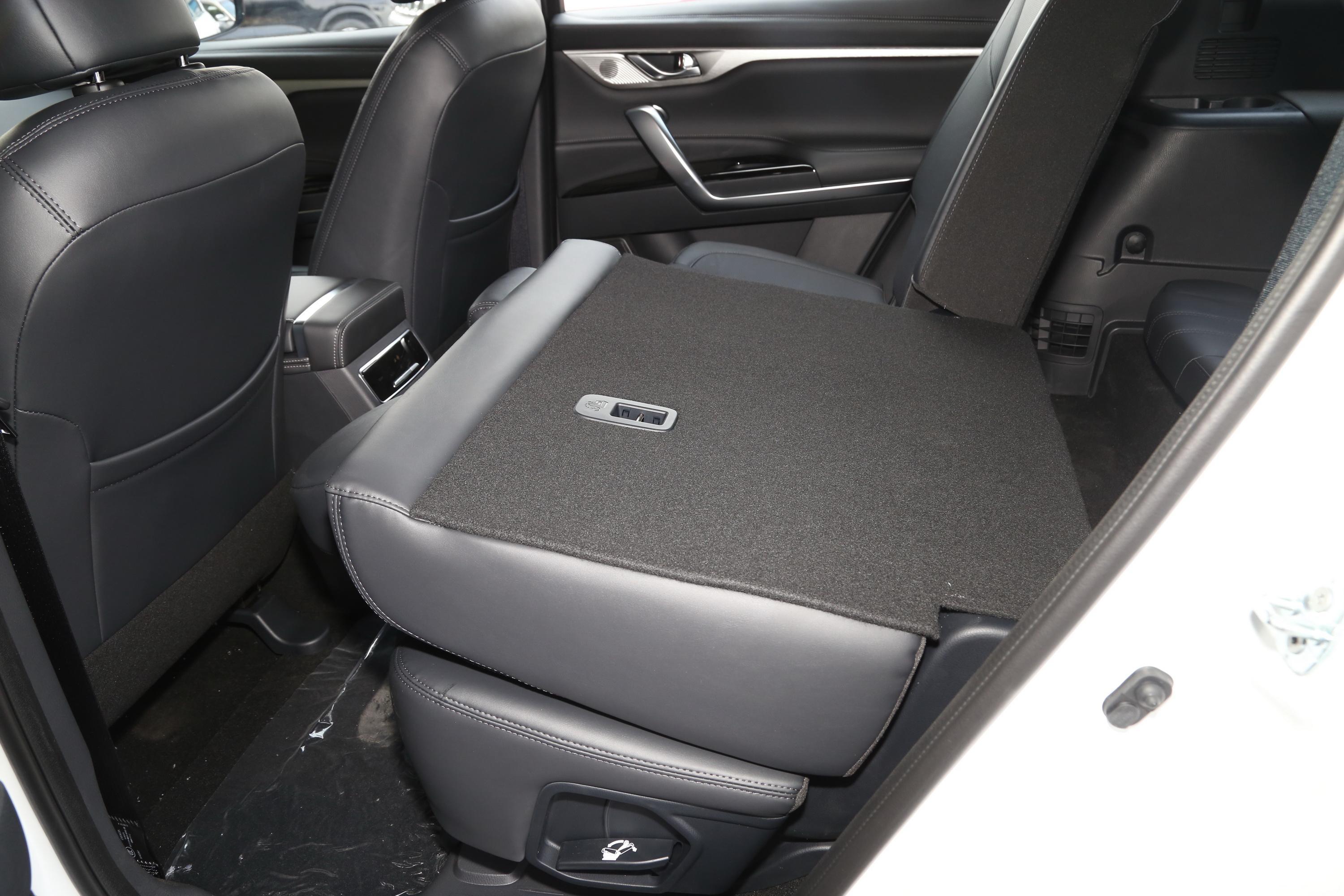 长安cs95后备厢空间表现还可以,旅途出行有大件物品的话,可以放倒后排