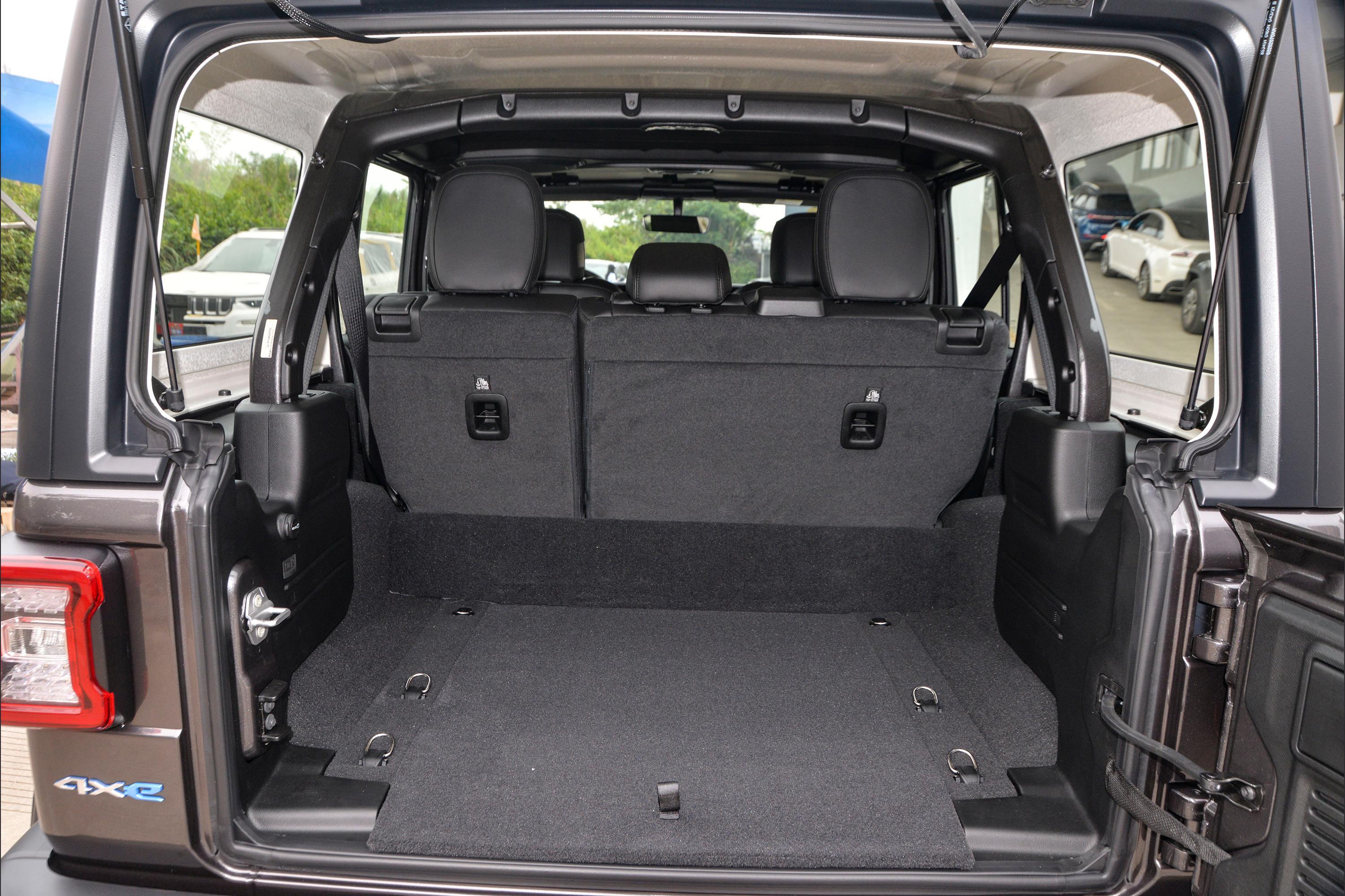 牧马人phev后排空间表现中规中矩,腿部空间还算富裕,满足日常家用完全