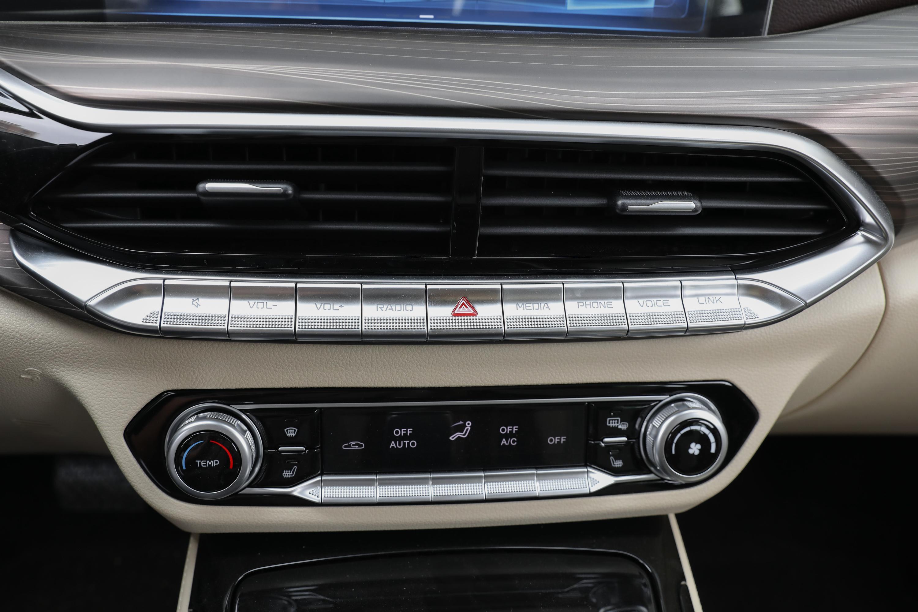 奔腾t77配备车联网,驾驶模式选择,遥控中控,后排中央扶手,后雨刷等