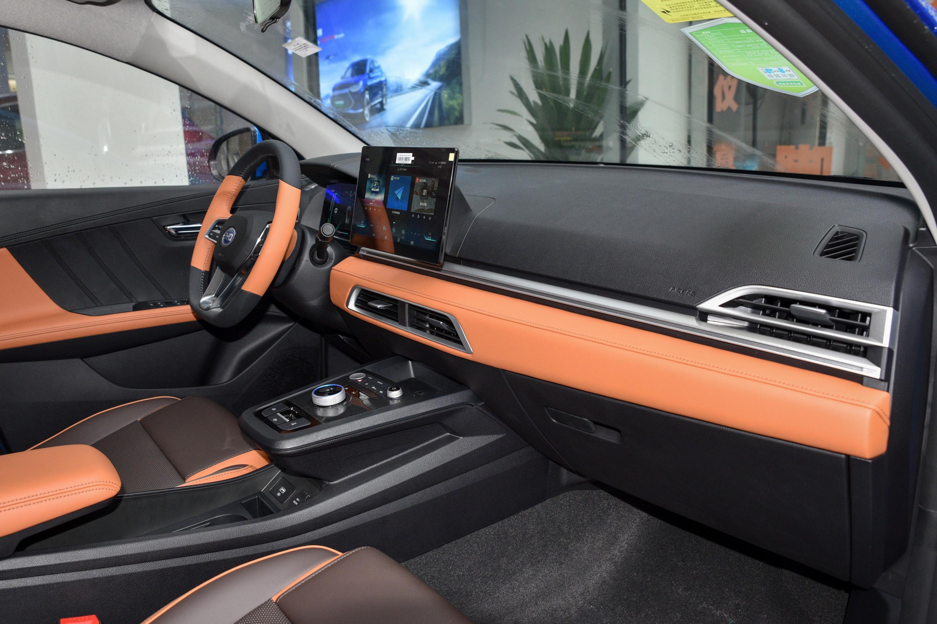 比亚迪e2内饰空间配置