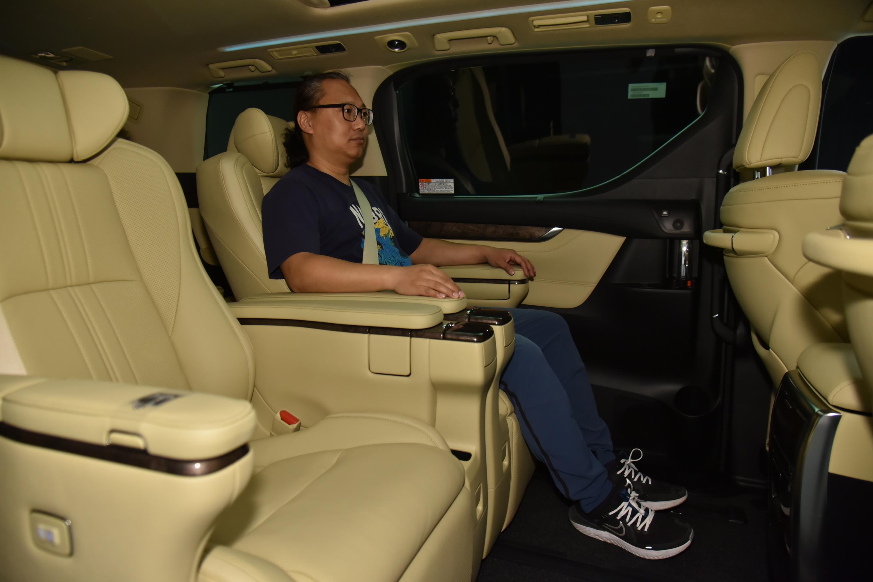 埃尔法内饰-后排-发动机-易车