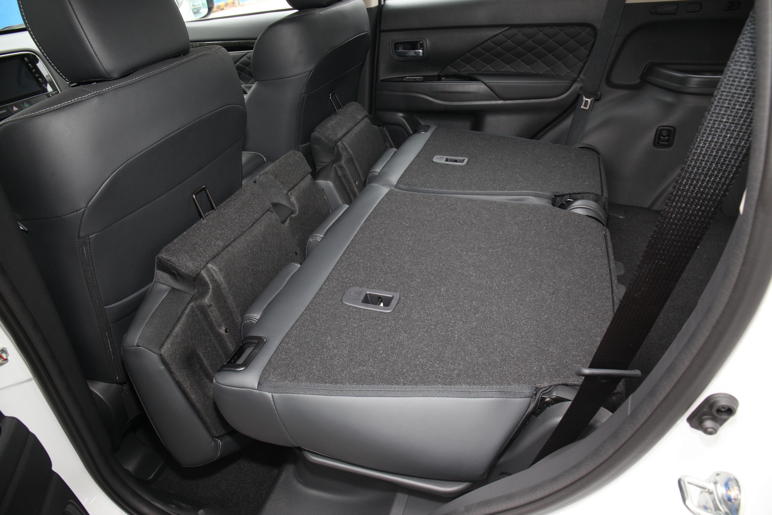 欧蓝德空间表现不错,腿部头部空间都挺舒适,带来更好的乘坐感受.