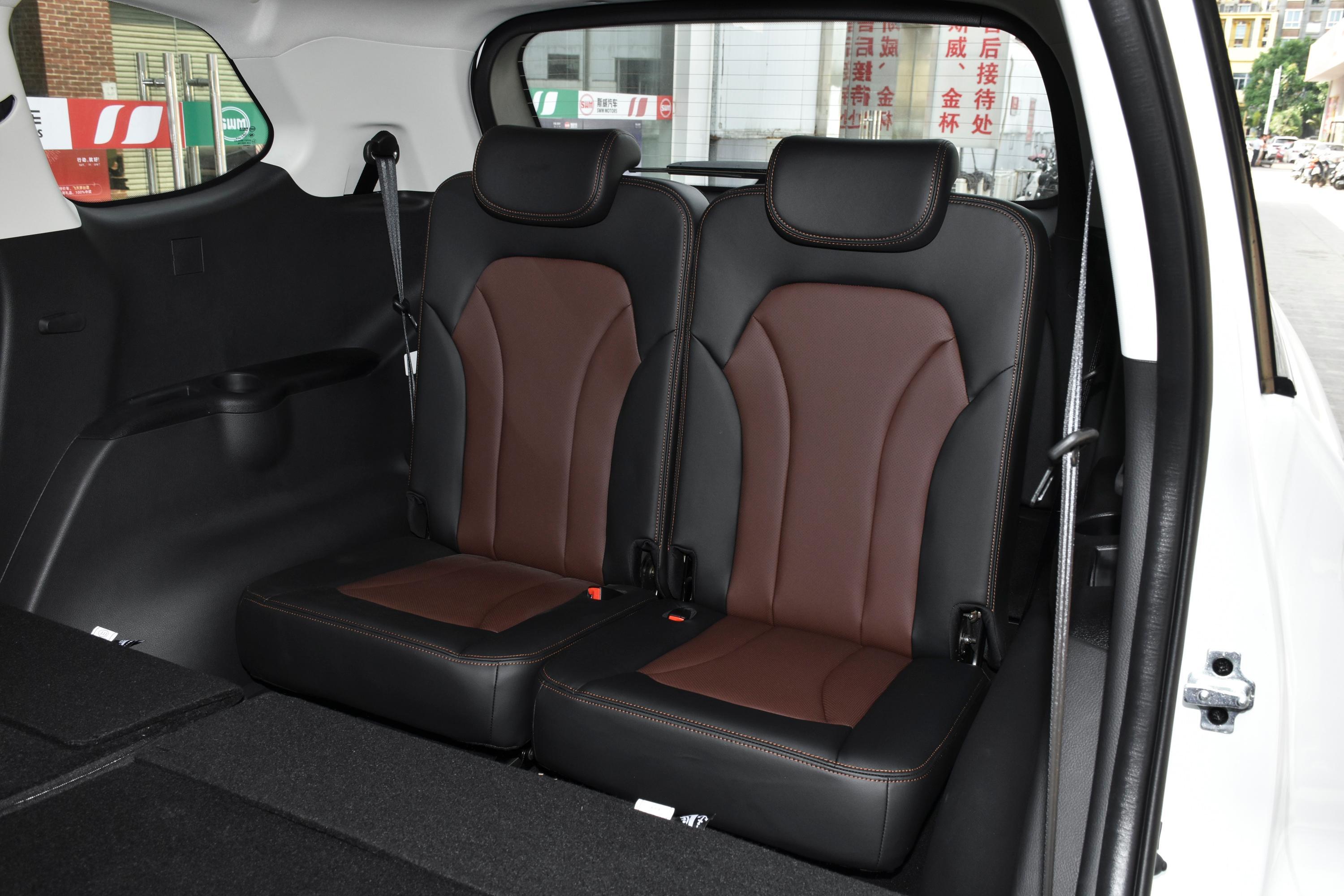 swm斯威x7后备厢空间表现还可以,旅途出行有大件物品的话,可以放倒