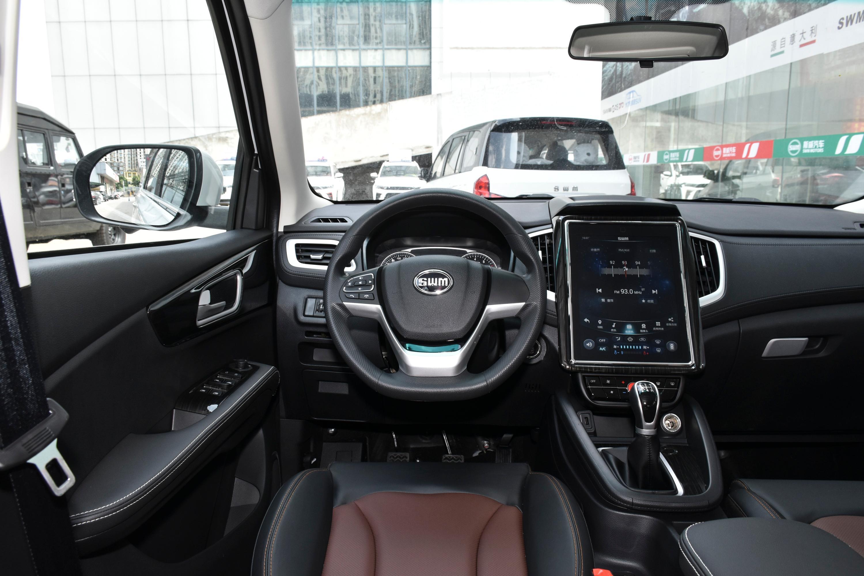 swm斯威x7后备厢空间的表现比较不错,开口大小符合它家用车的定位,一