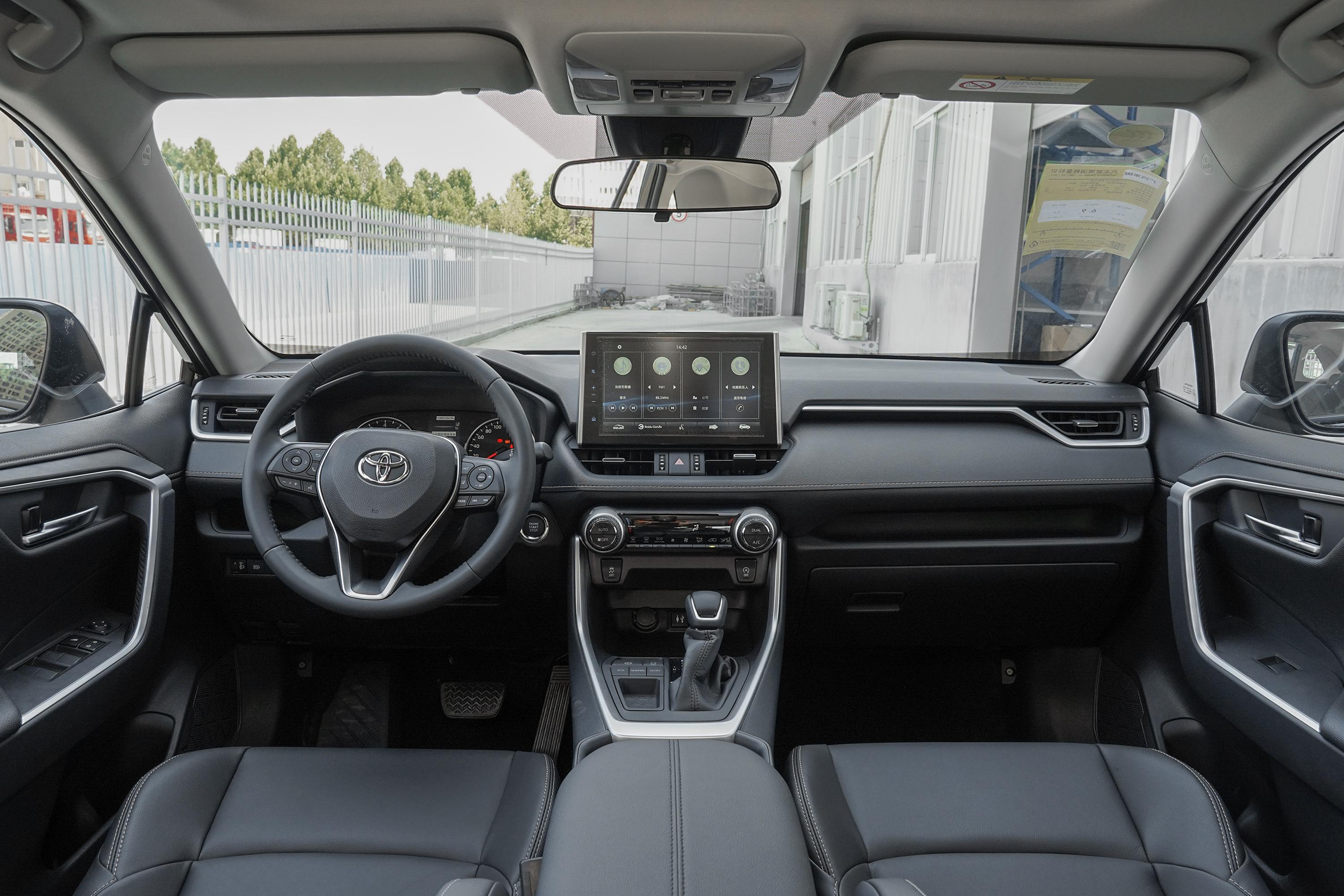 威兰达双擎内饰布局延续了燃油版车型温馨居家的设计理念,采用了10.