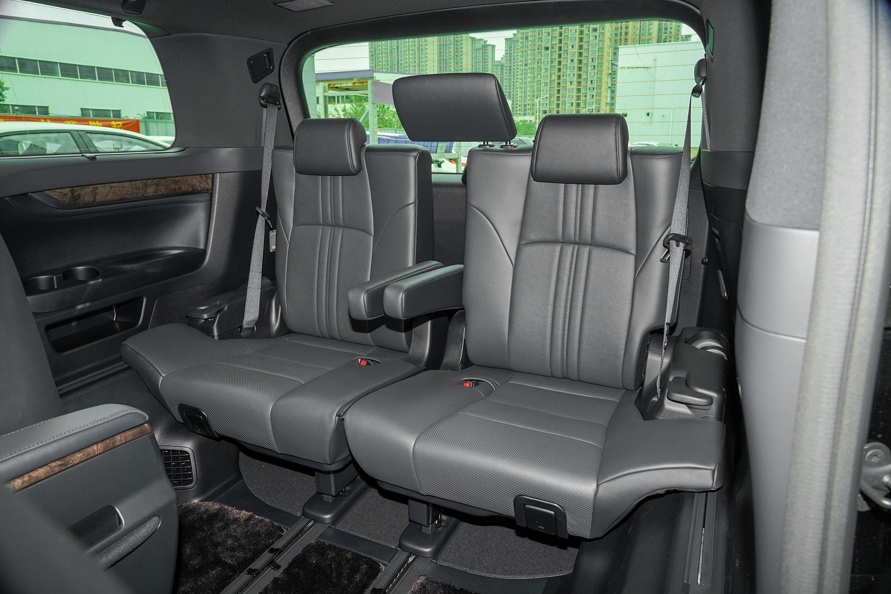 威尔法后备厢空间不错,也能通过放倒后排座椅来扩展储物空间,日常使用